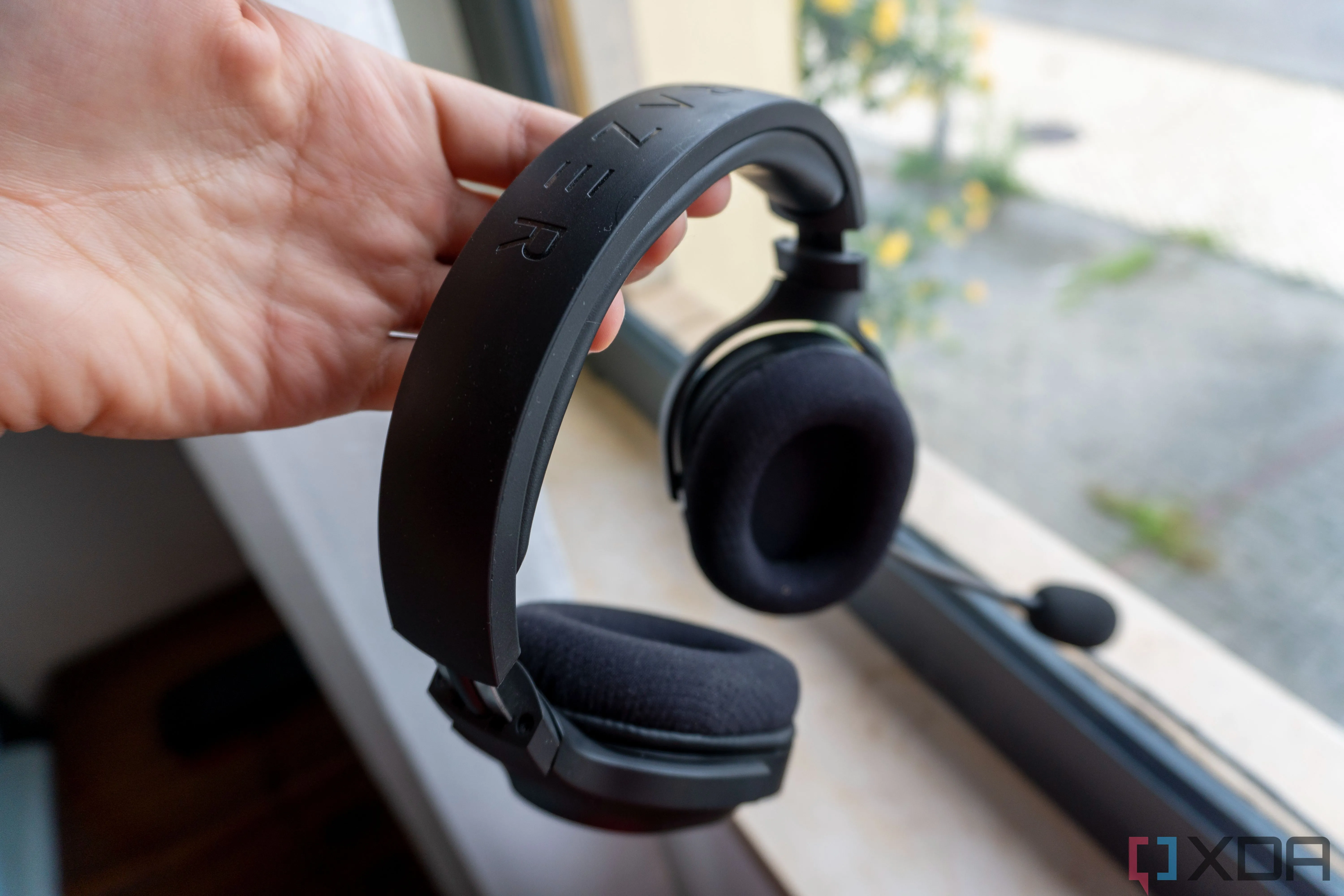 Người dùng đang đeo tai nghe Razer Barracuda X màu đen, minh họa thiết kế nhẹ nhàng.