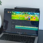 Người dùng đang thao tác trên màn hình laptop hiển thị giao diện phần mềm chỉnh sửa video DaVinci Resolve, tượng trưng cho quá trình phát triển và thay đổi trong công nghệ.