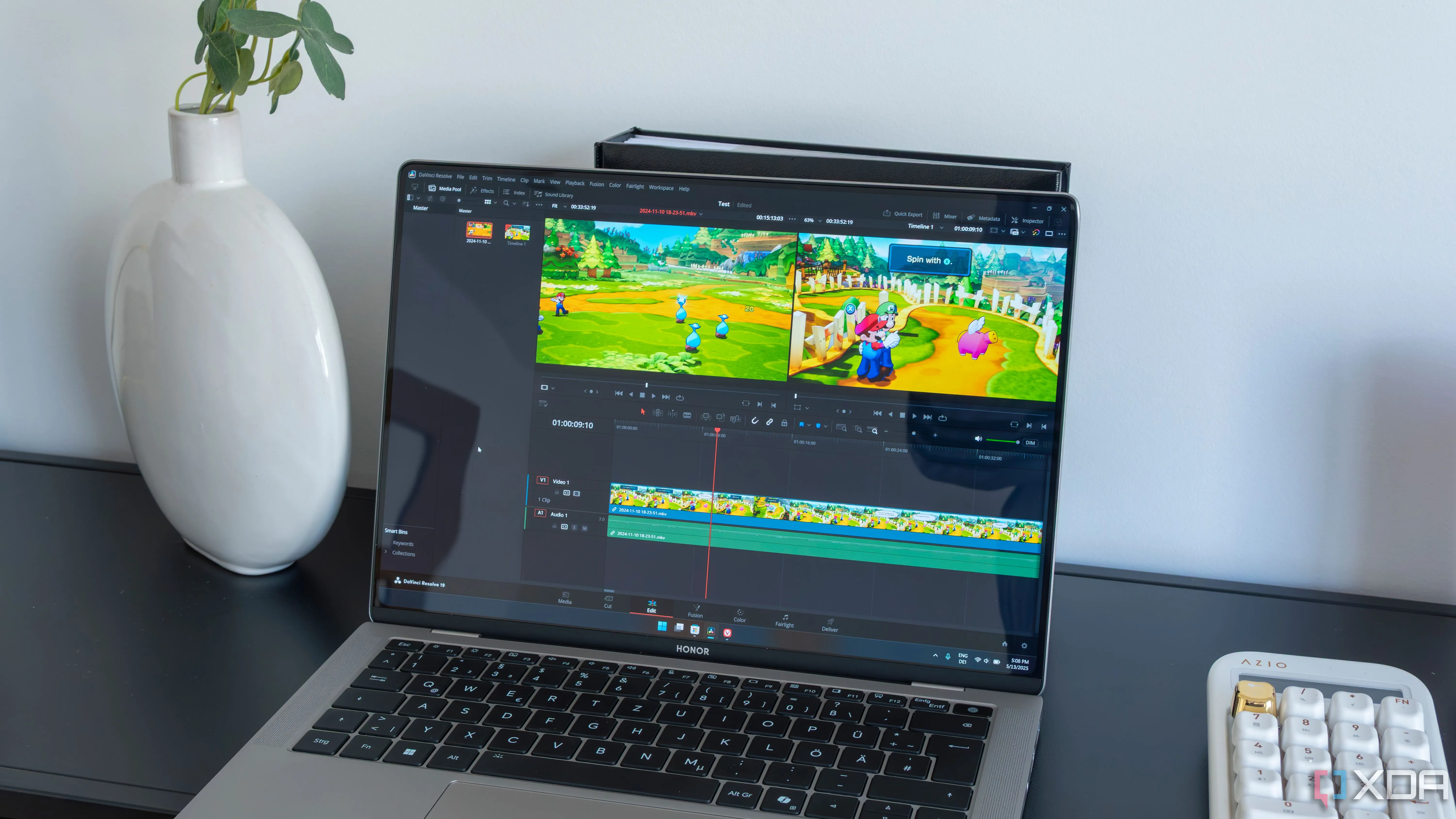 Người dùng đang thao tác trên màn hình laptop hiển thị giao diện phần mềm chỉnh sửa video DaVinci Resolve, tượng trưng cho quá trình phát triển và thay đổi trong công nghệ.