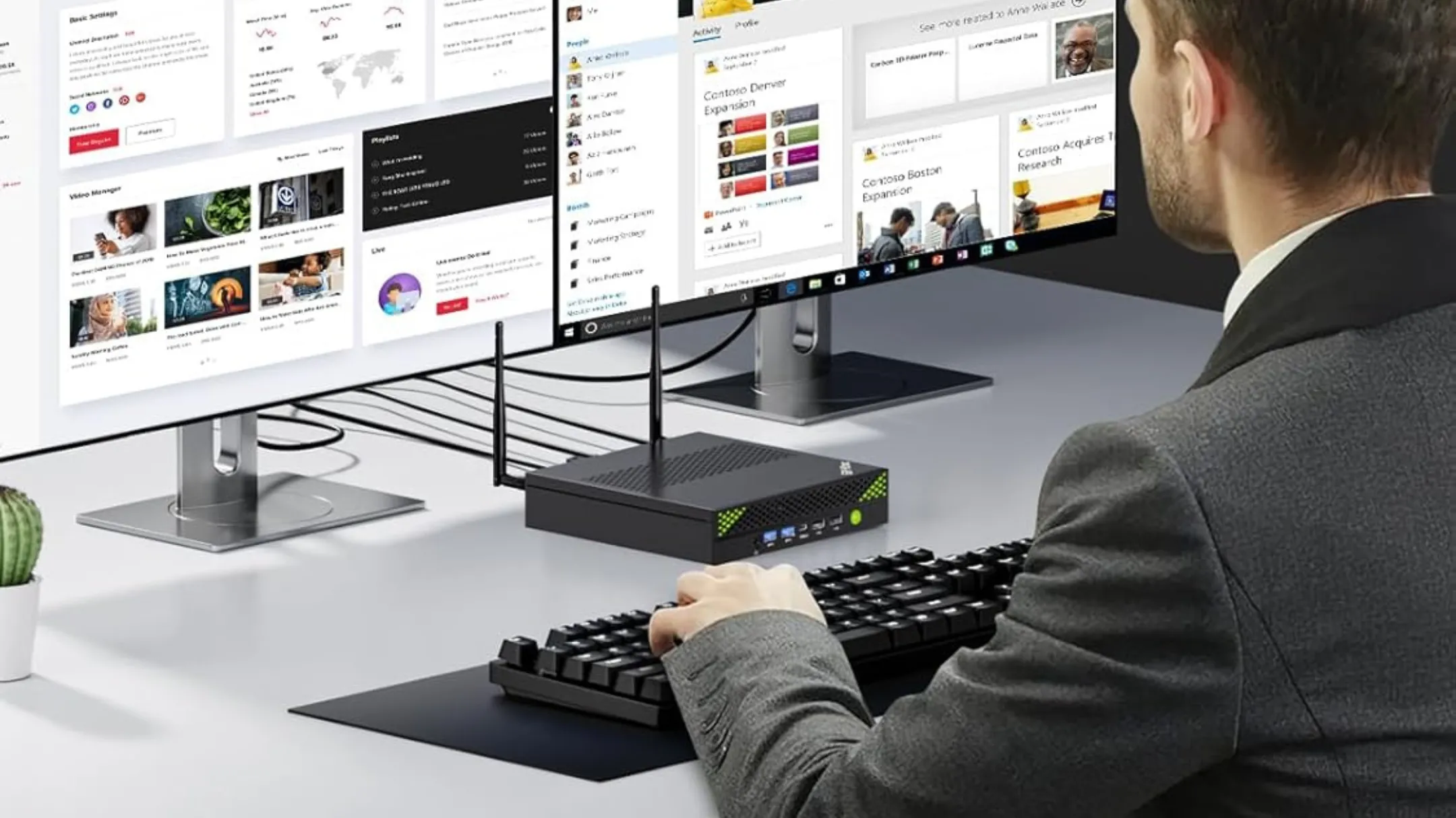 Người dùng đang trải nghiệm hiệu năng của Mini PC GMKtec trong không gian làm việc