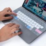 Người dùng gõ phím MacBook với miếng dán bàn phím