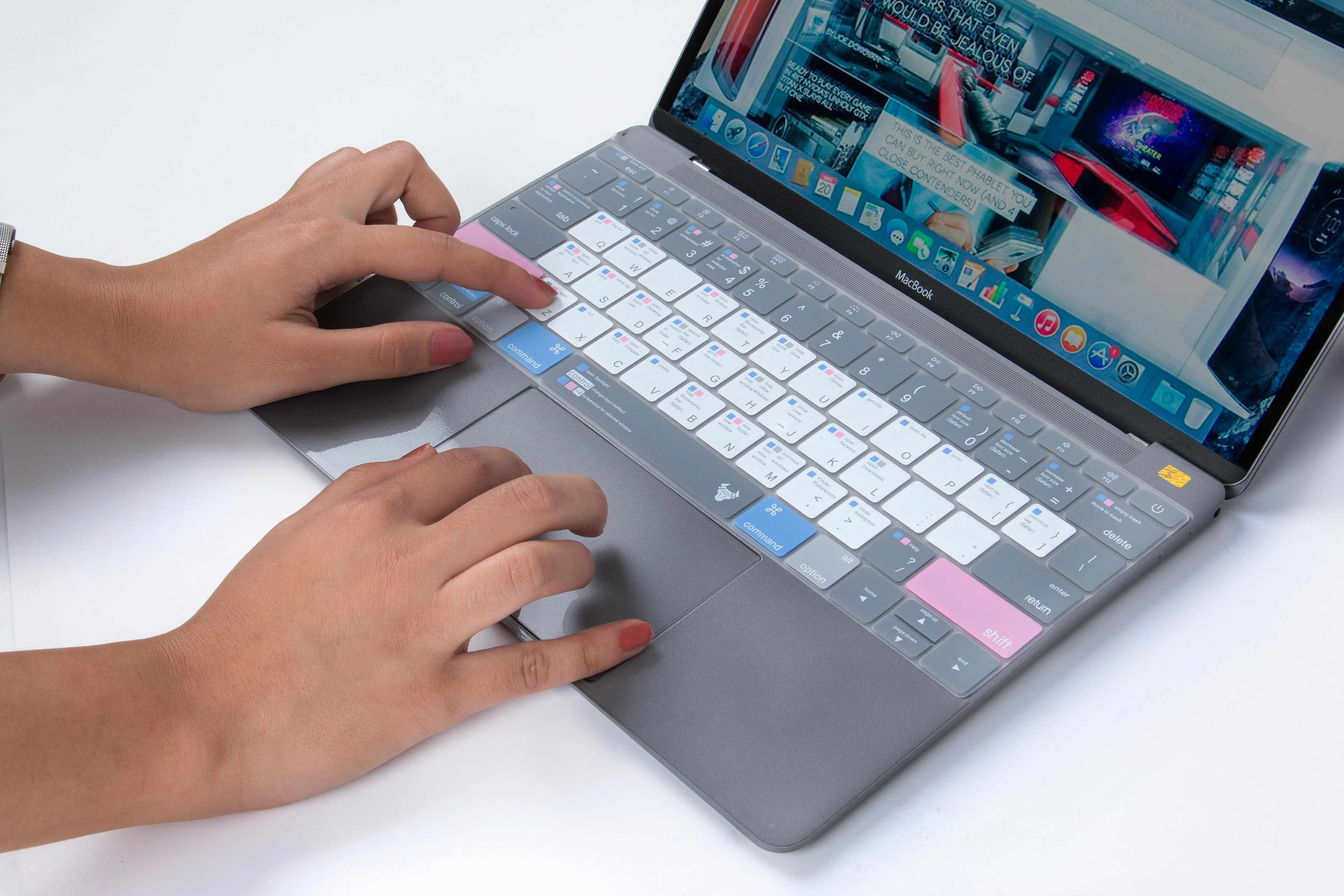 Người dùng gõ phím MacBook với miếng dán bàn phím