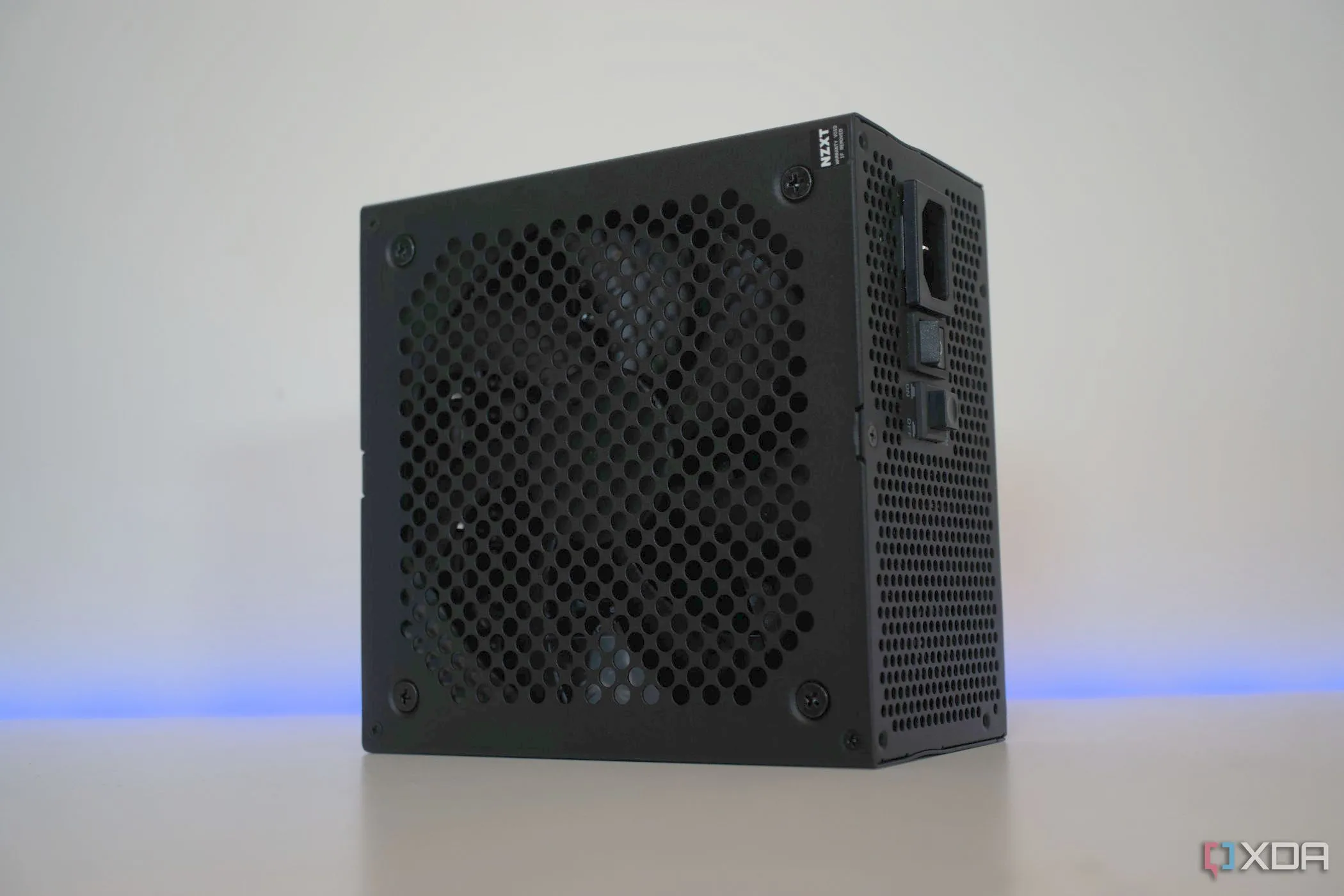 Nguồn máy tính NZXT C1200 Gold, một ví dụ về PSU kỹ thuật số có khả năng kết nối USB để giám sát hiệu suất.