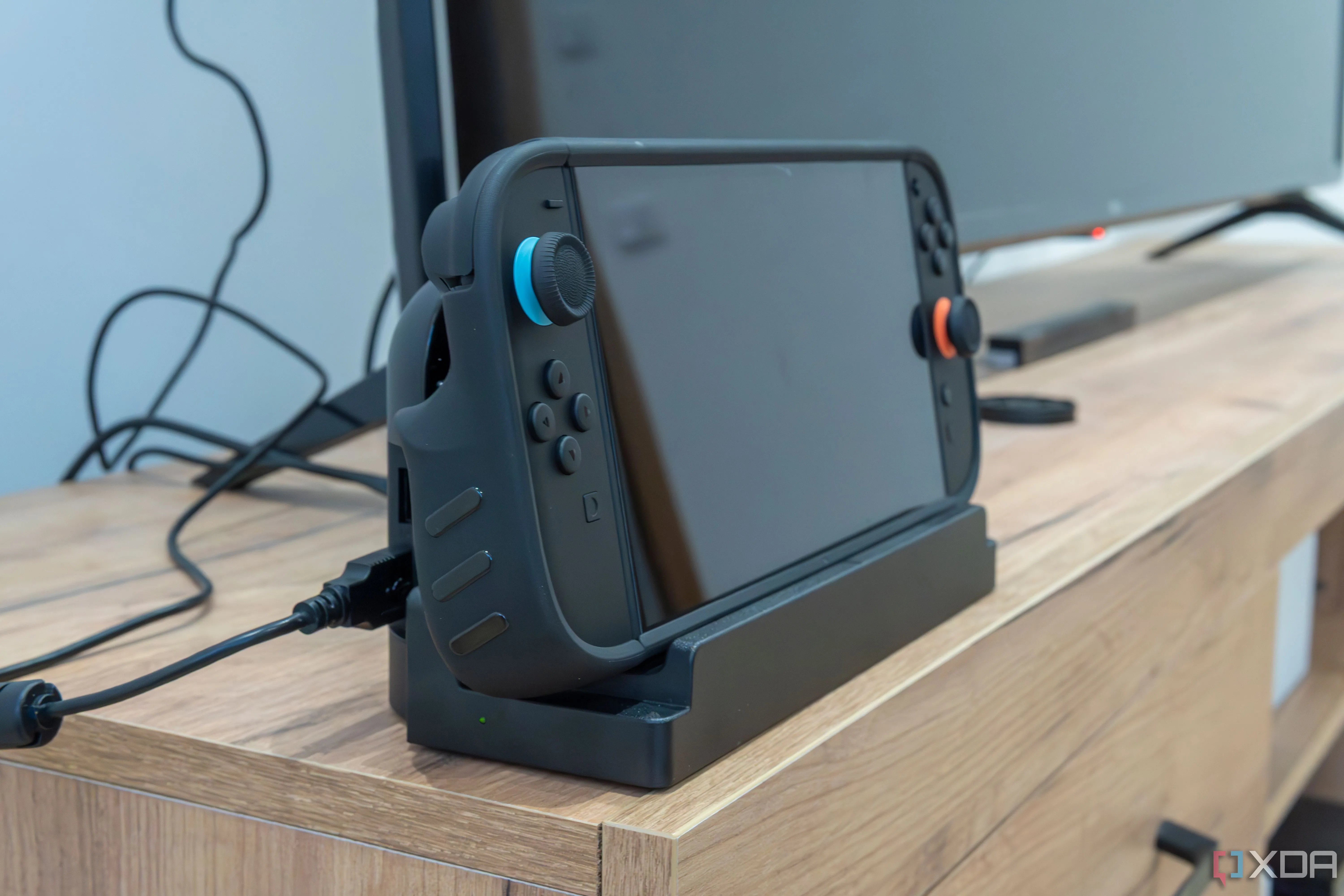 Nintendo Switch 2 đeo ốp Killswitch đang được đặt trên Dock Adapter, hiển thị màn hình khi chơi ở chế độ TV.
