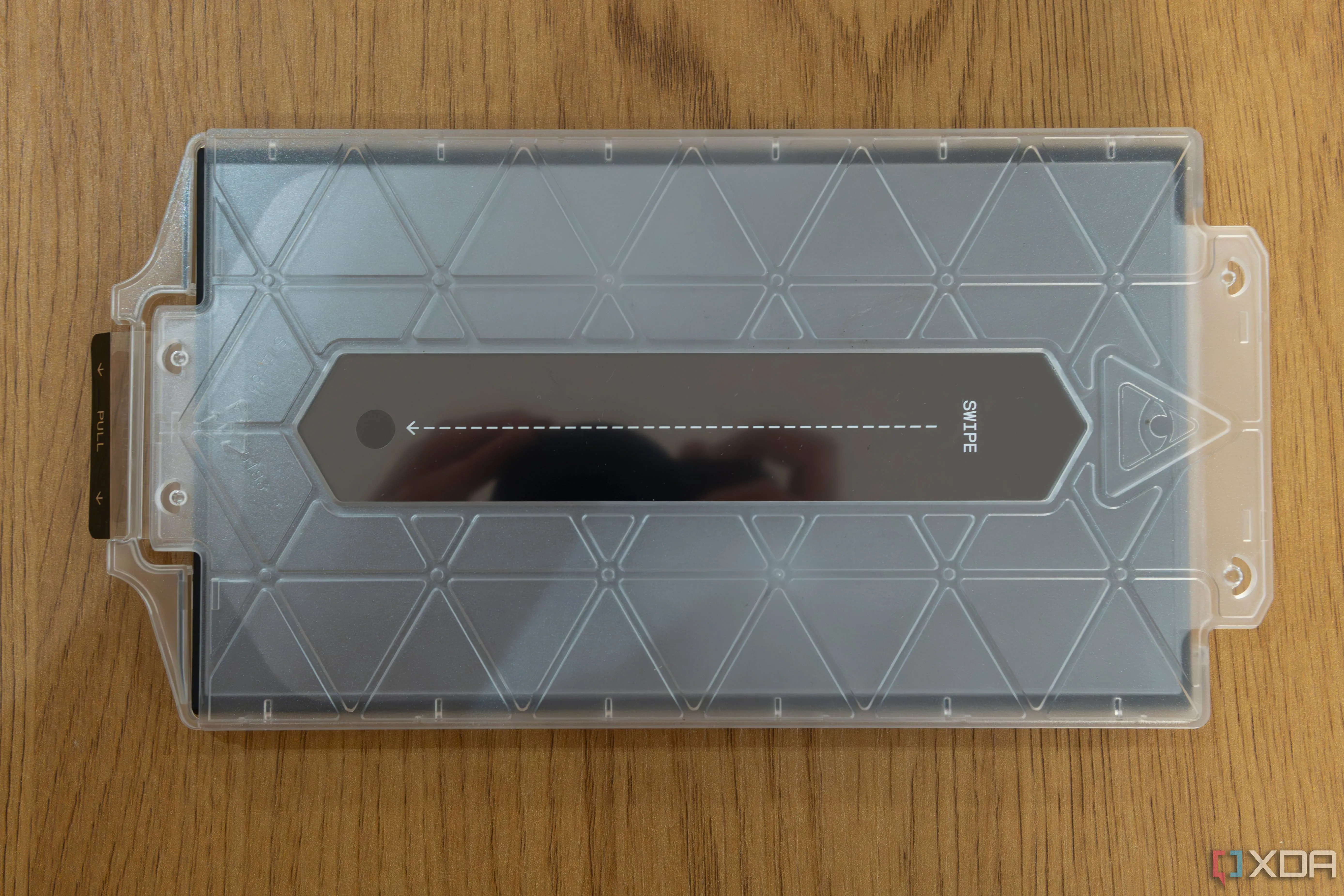 Nintendo Switch 2 không Joy-Con, đang sử dụng khay hỗ trợ của dbrand để dán miếng bảo vệ màn hình Prism dễ dàng.