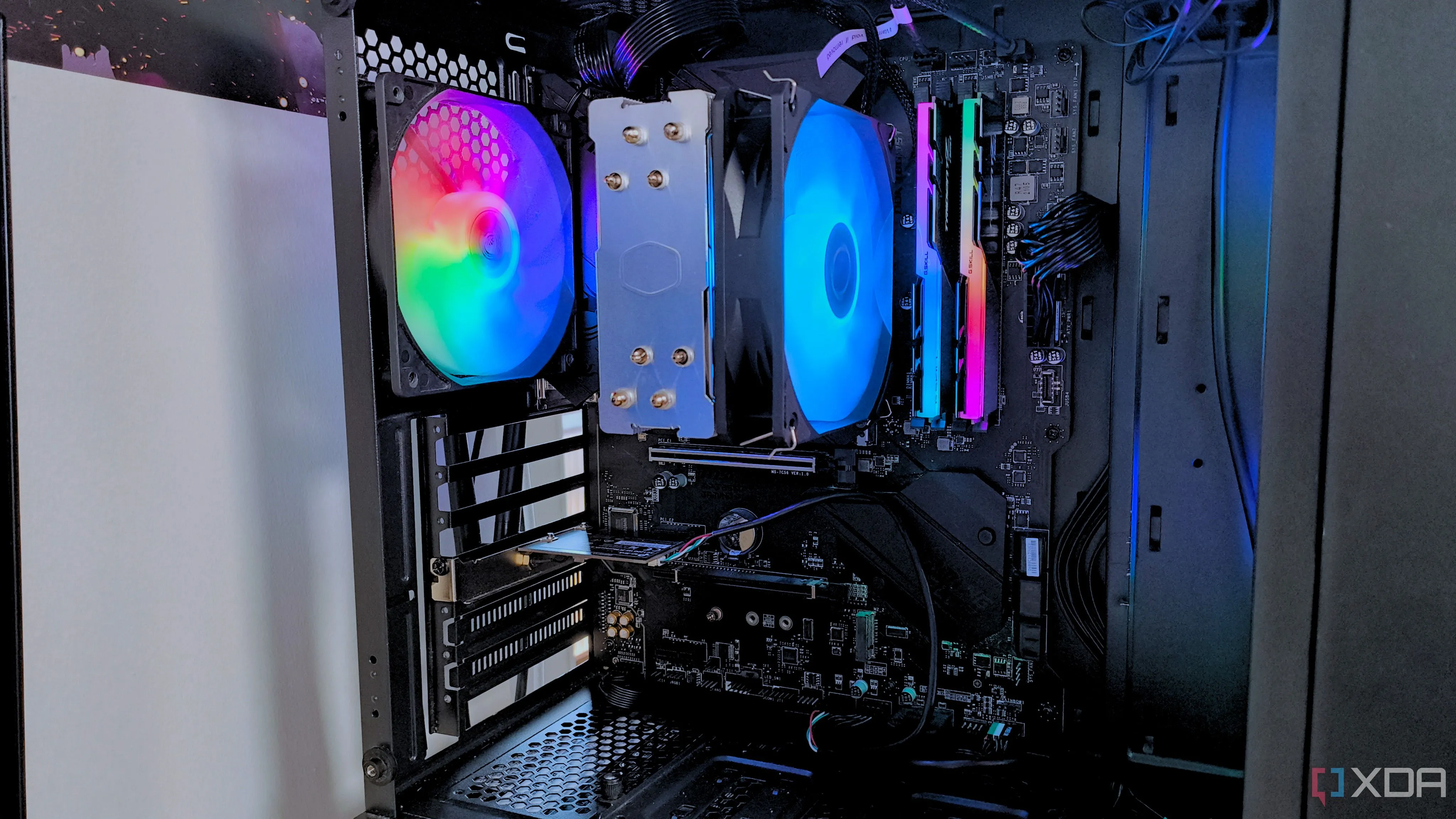 Nội thất PC chơi game với quạt RGB và hệ thống tản nhiệt
