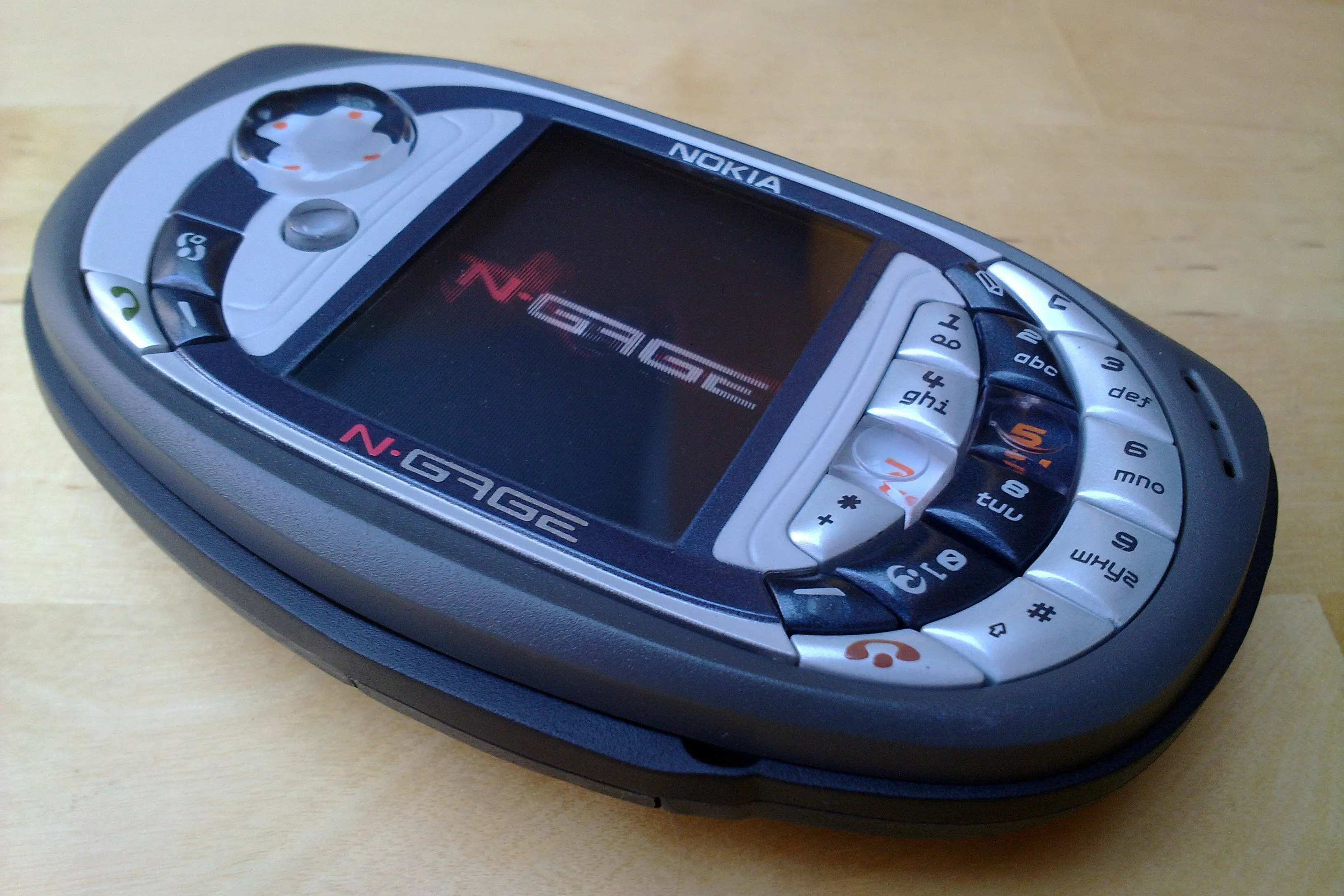 Nokia N-Gage, một trong những máy chơi game cầm tay thất bại nhưng có ý tưởng đi trước thời đại.