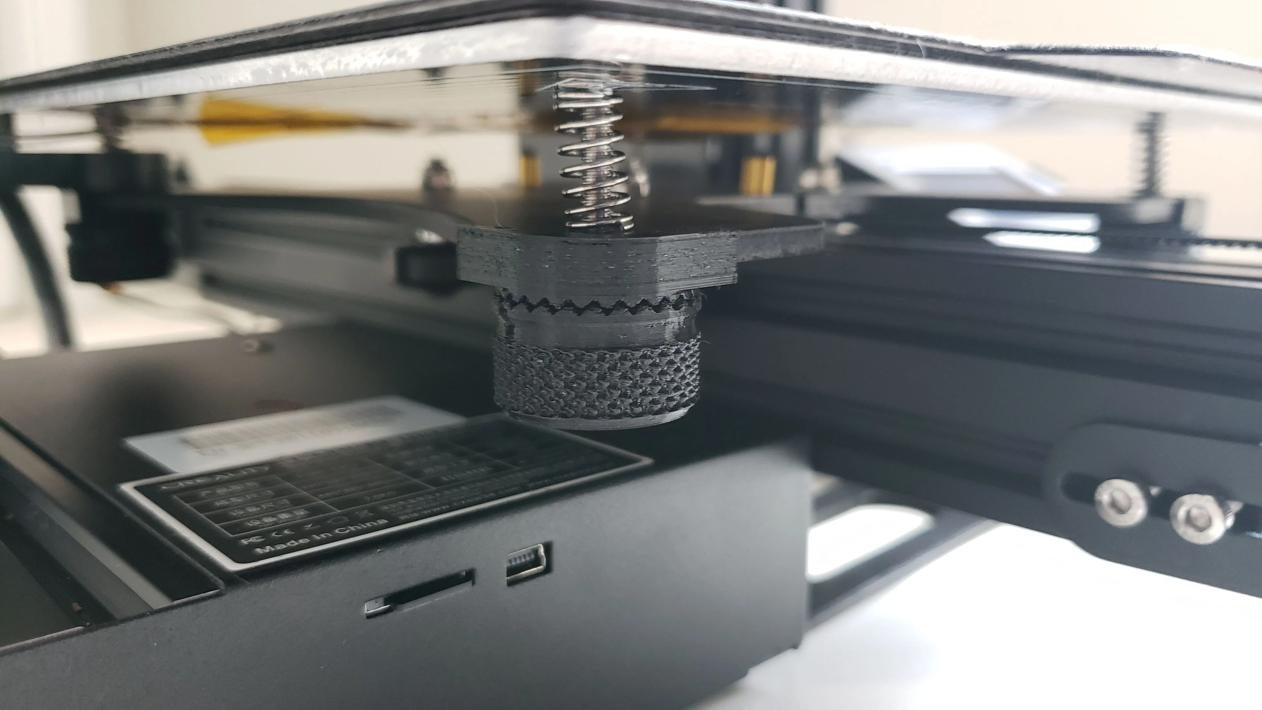 Núm khóa dùng để cân bằng bàn in của máy in 3D, giúp khắc phục lỗi cong vênh