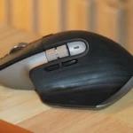 Nút bấm bên hông của chuột Logitech MX Master 3, được gán phím tắt để tối ưu quá trình chỉnh sửa video.