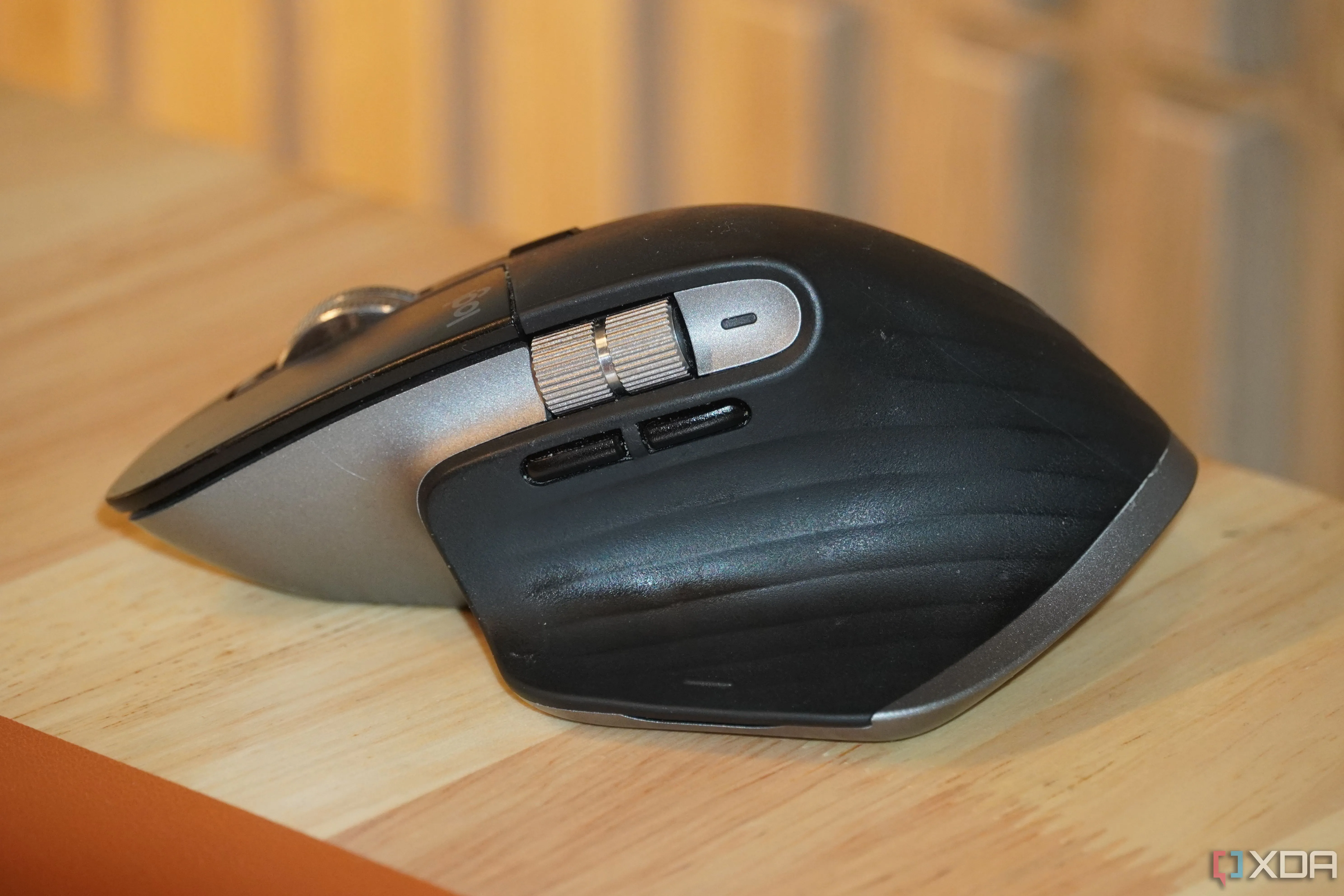 Nút bấm bên hông của chuột Logitech MX Master 3, được gán phím tắt để tối ưu quá trình chỉnh sửa video.