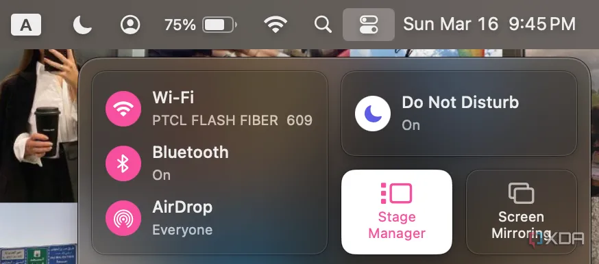 Nút bật/tắt Stage Manager trong Trung tâm điều khiển trên macOS giúp sắp xếp cửa sổ ứng dụng.