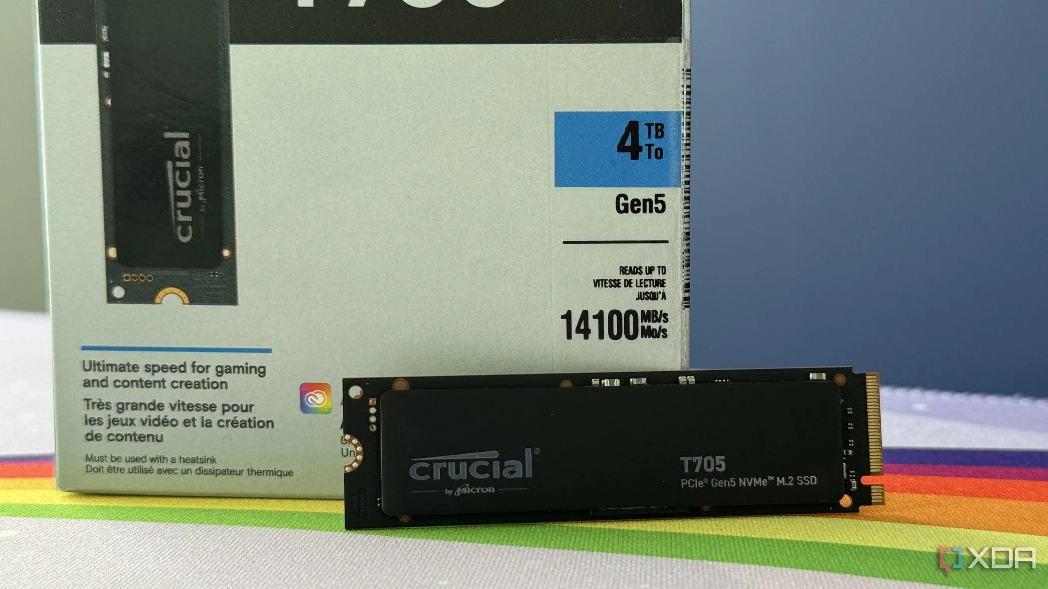 Ổ cứng SSD Crucial T705 Gen5 với thiết kế tản nhiệt, minh họa chi phí cao của SSD PCIe 5.0