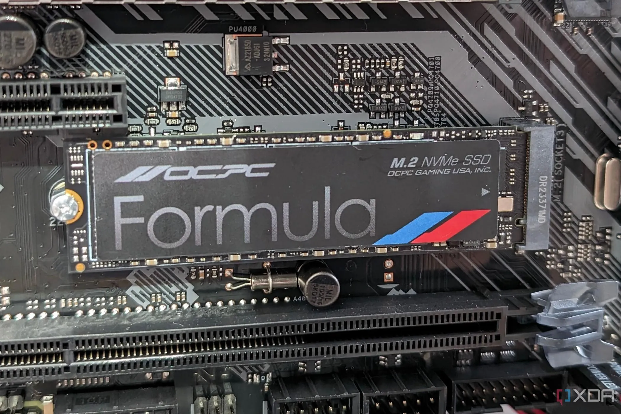 Ổ cứng SSD NVMe M.2 được gắn trên bo mạch chủ ASUS