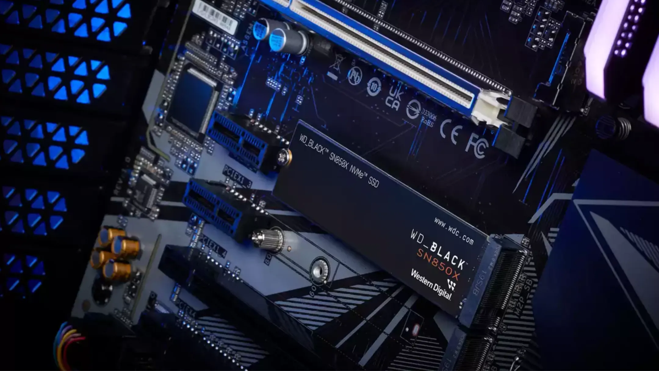 Ổ cứng SSD NVMe WD_BLACK 8TB SN850X dành cho Game được gắn vào bo mạch chủ
