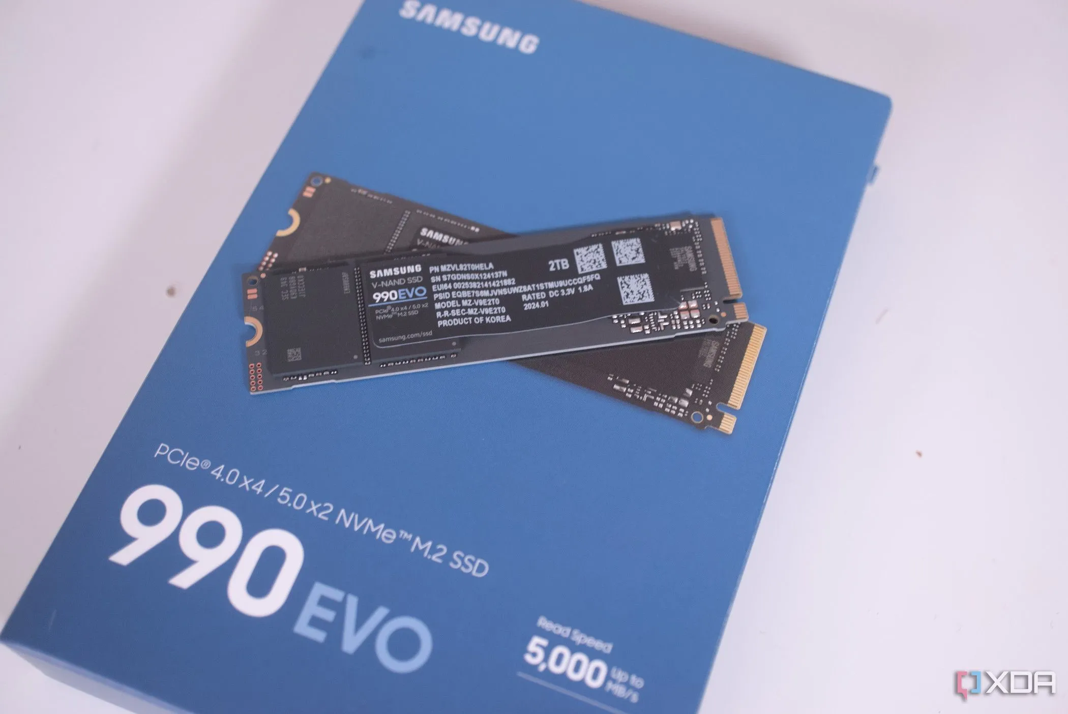 Ổ cứng SSD Samsung 990 Evo đặt trên hộp sản phẩm