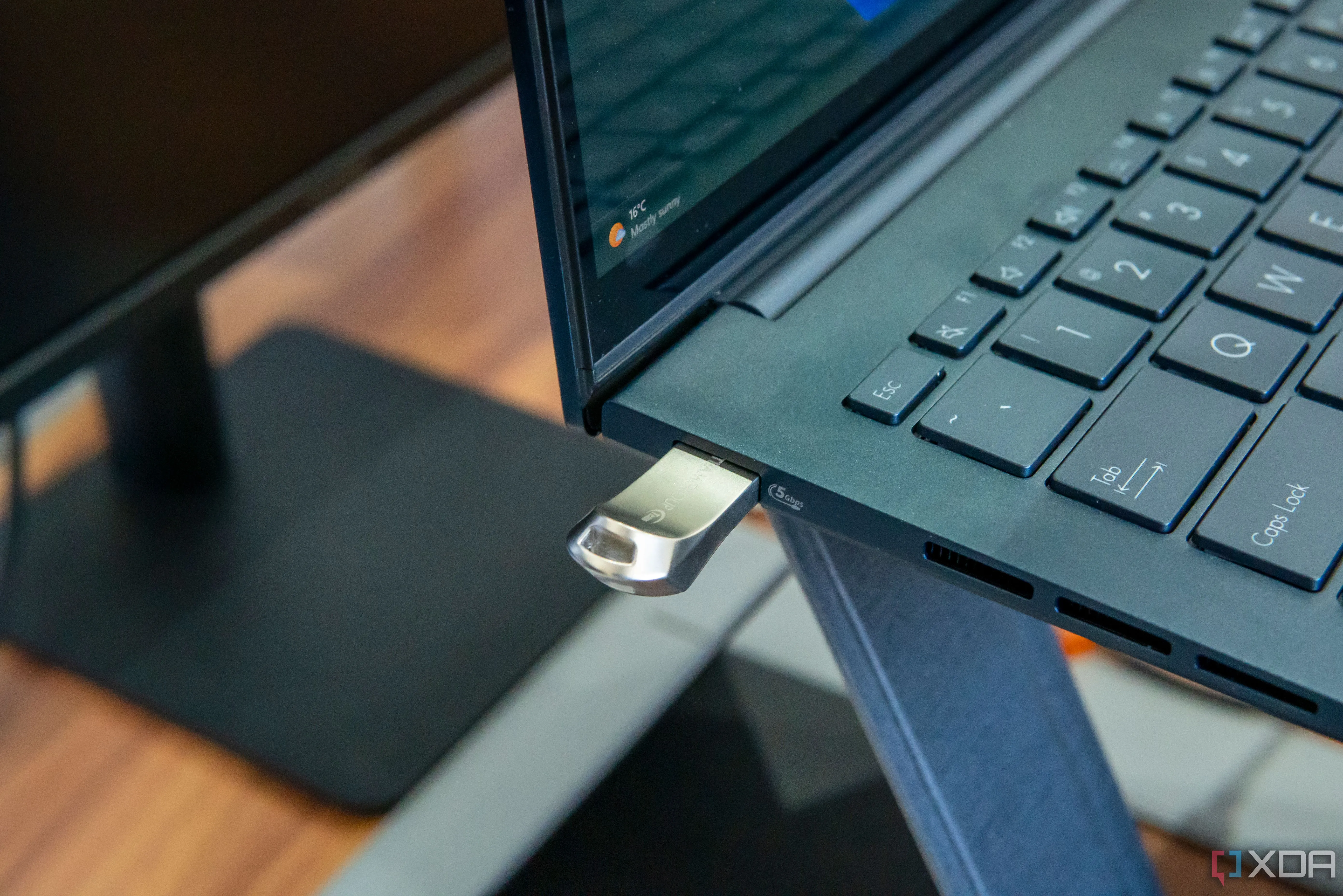 Ổ đĩa flash USB được cắm vào cổng laptop, một giải pháp hiệu quả để tăng thêm dung lượng cho thiết bị.