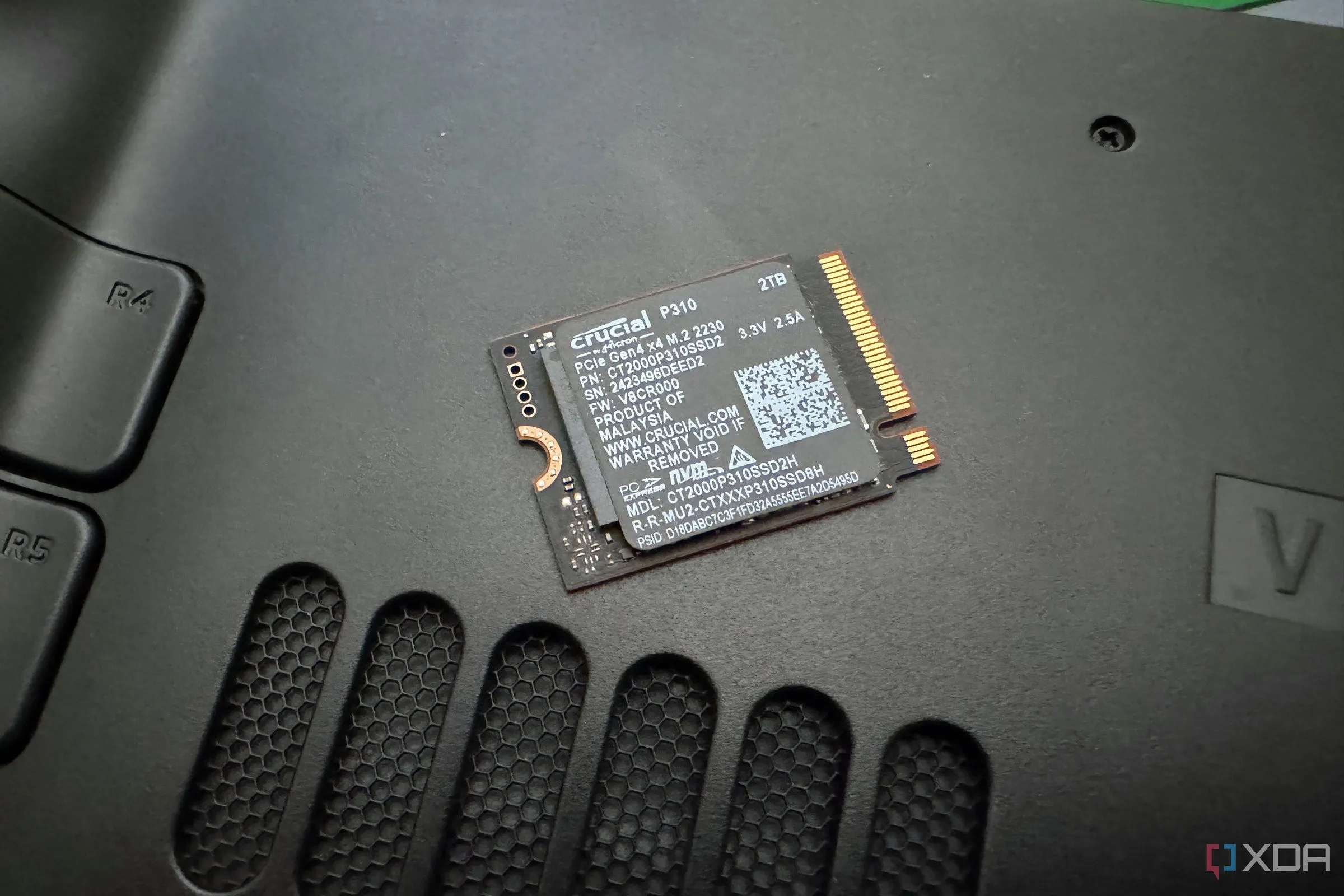 Ổ SSD Crucial P310 được lắp đặt vào mặt lưng của Steam Deck, minh họa khả năng nâng cấp linh kiện