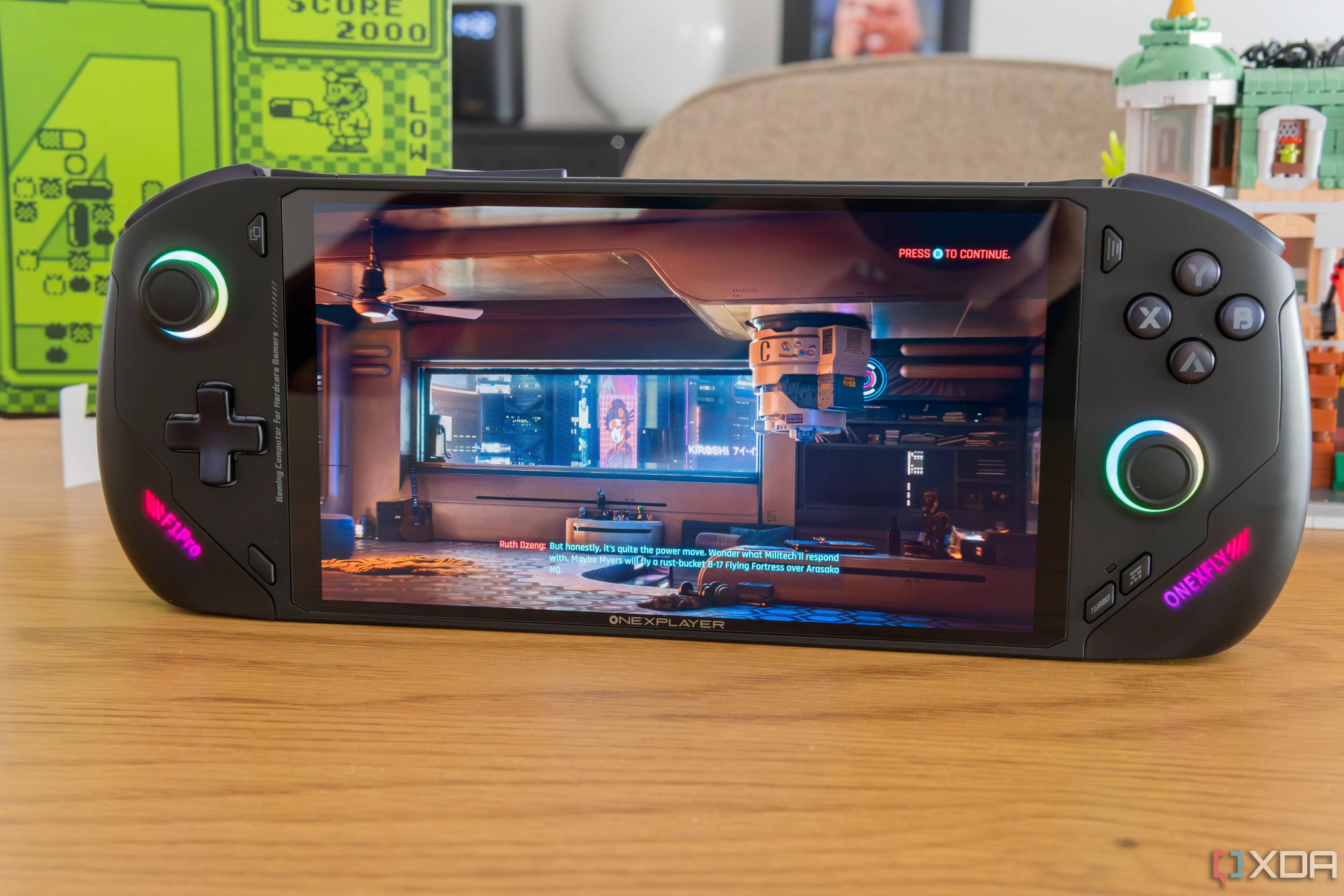 OneXFly F1 Pro hiển thị màn hình tải game Cyberpunk 2077 trên màn hình OLED