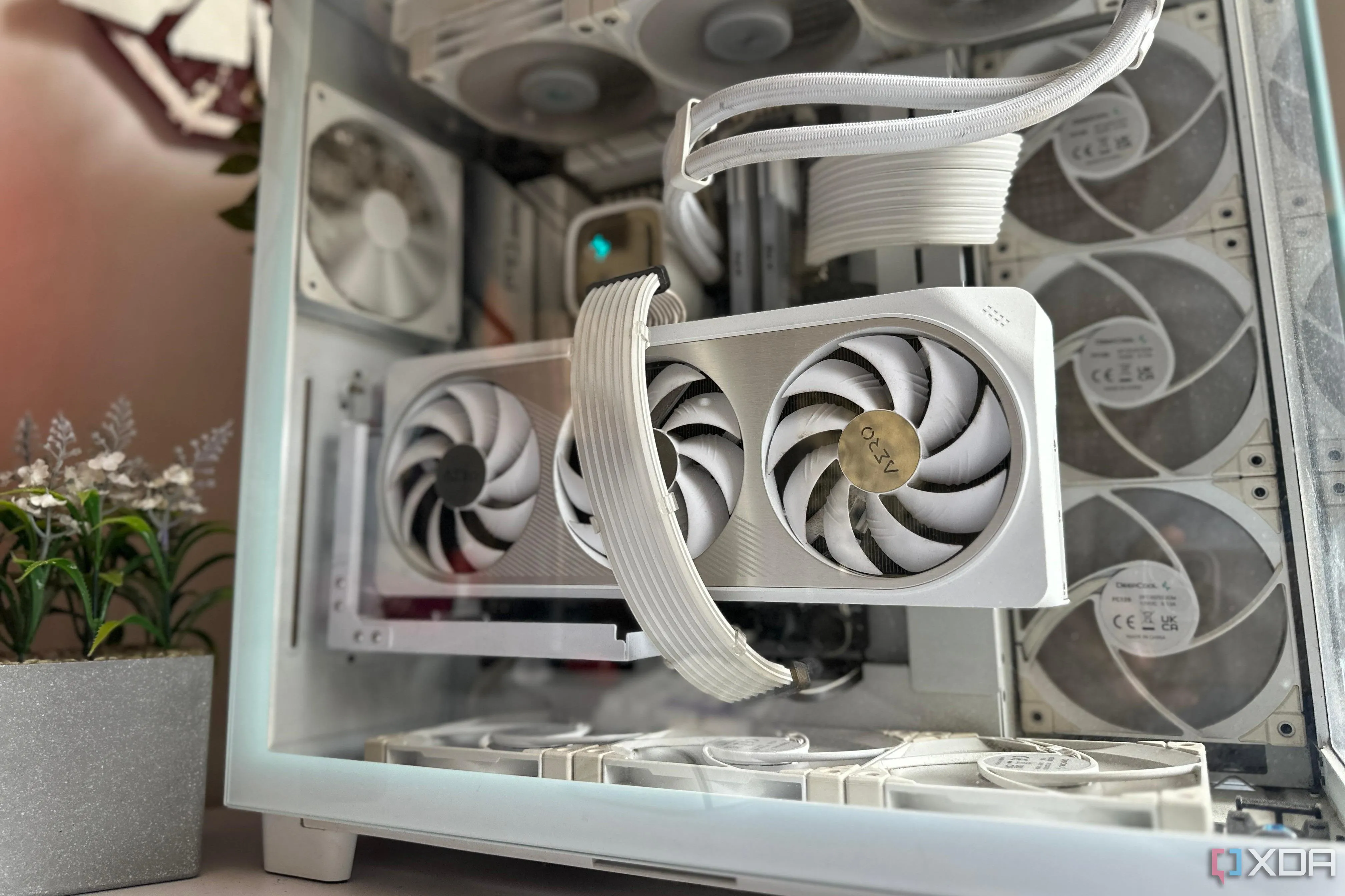 PC gaming với tông màu trắng chủ đạo và card đồ họa trắng, thể hiện vị trí lắp đặt và luồng khí