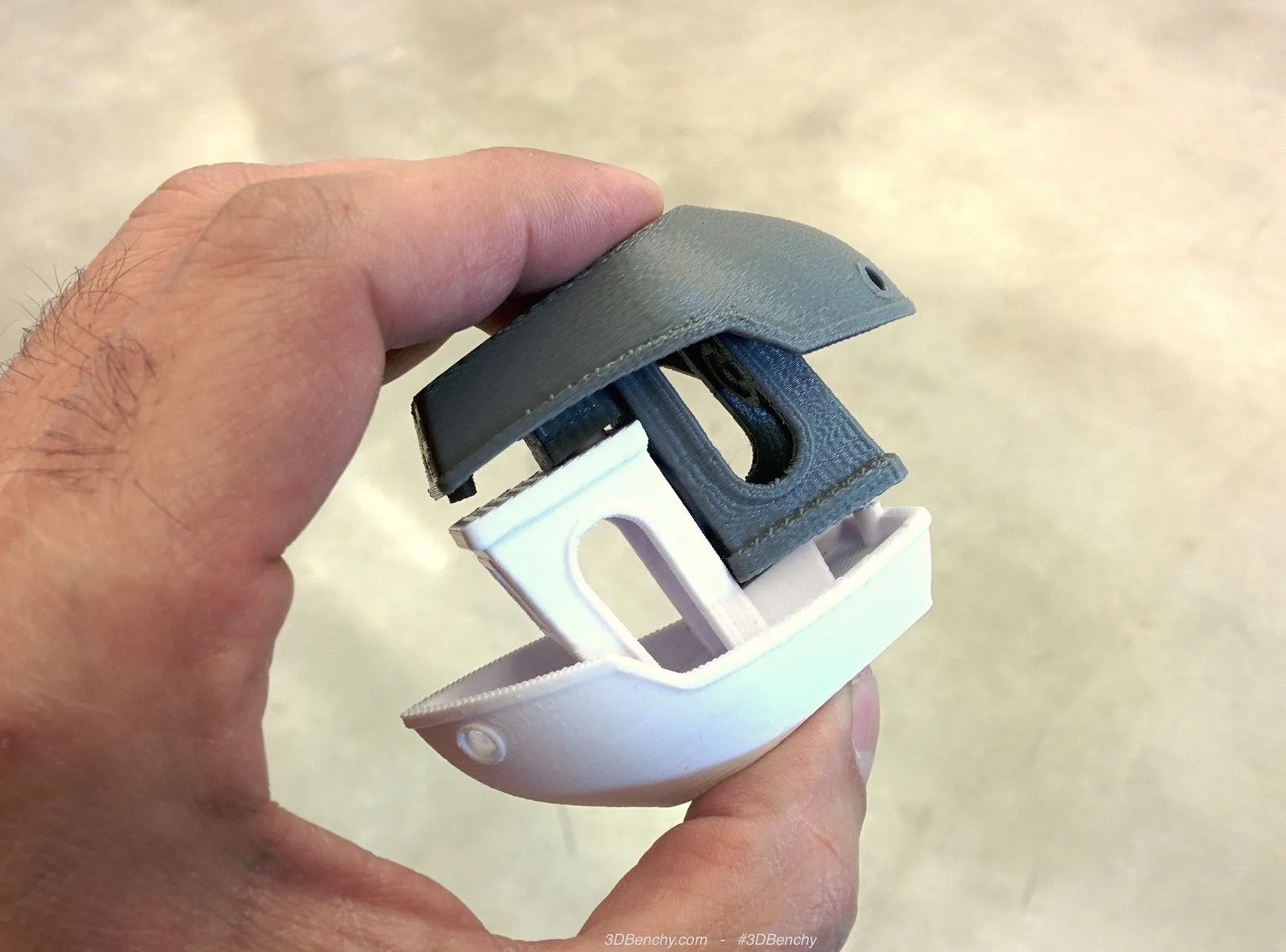 Phần đế của mô hình Benchy cho thấy các vấn đề bám dính bàn in hoặc vênh cong