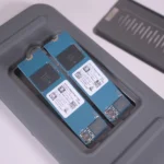 Quá trình lắp đặt ổ SSD vào khay ổ đĩa của UnifyDrive UT2, minh họa việc sử dụng SSD trong hệ thống RAID.