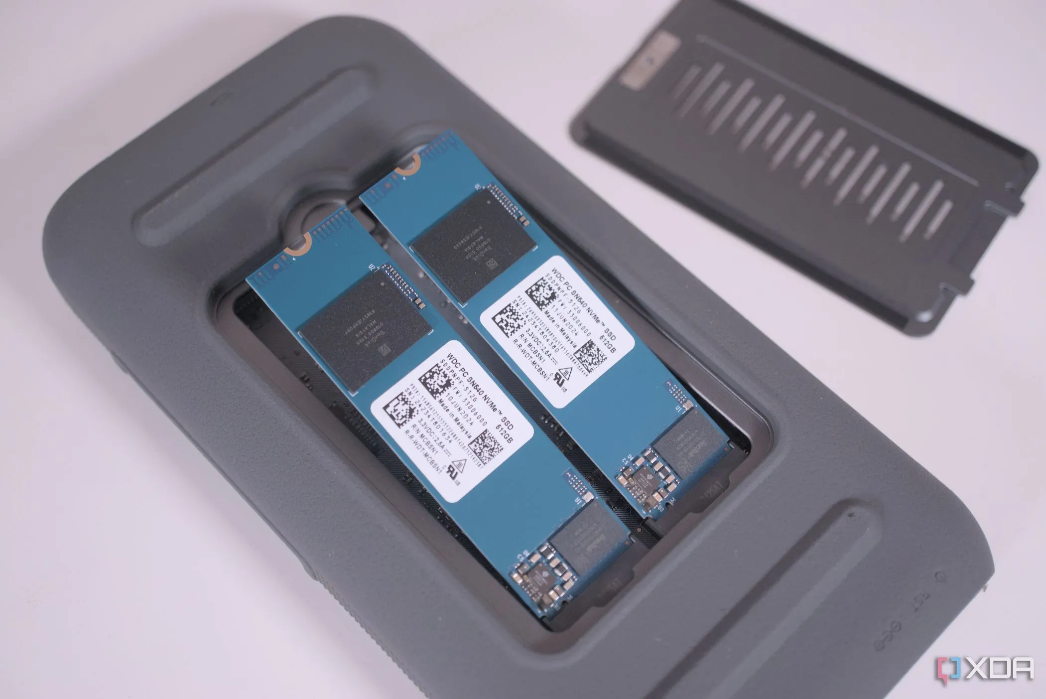 Quá trình lắp đặt ổ SSD vào khay ổ đĩa của UnifyDrive UT2, minh họa việc sử dụng SSD trong hệ thống RAID.