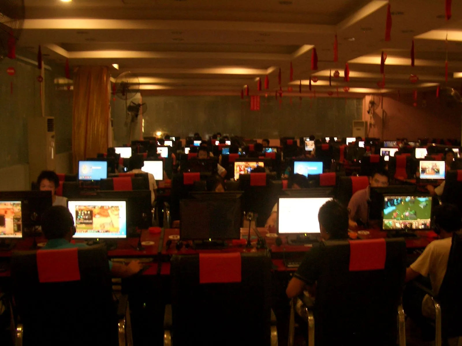 Quang cảnh một quán net (cybercafe) đông đúc ở châu Á, minh họa xu hướng sử dụng PC tầm trung cho game thủ