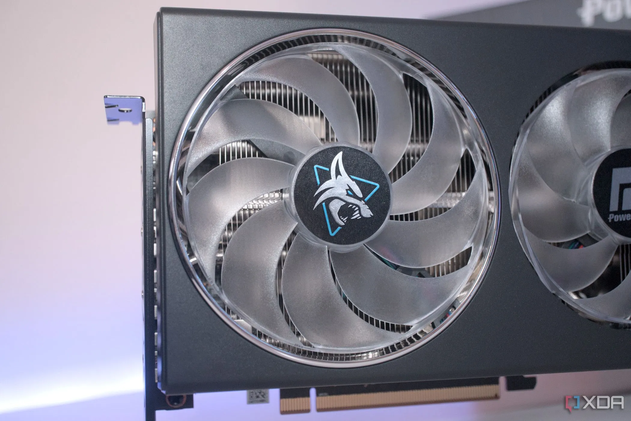 Quạt tản nhiệt của card đồ họa PowerColor Hellhound Radeon RX 7900 GRE, minh họa một trong những thành phần quan trọng của hệ thống làm mát GPU.