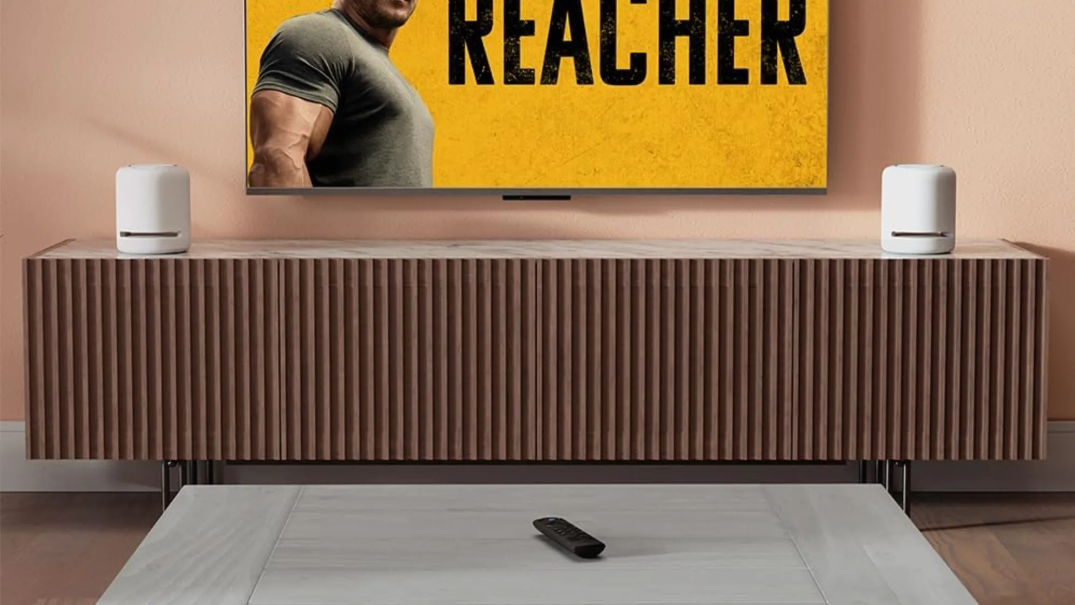 Que truyền phát Amazon Fire TV Stick 4K kết nối với TV trong phòng khách