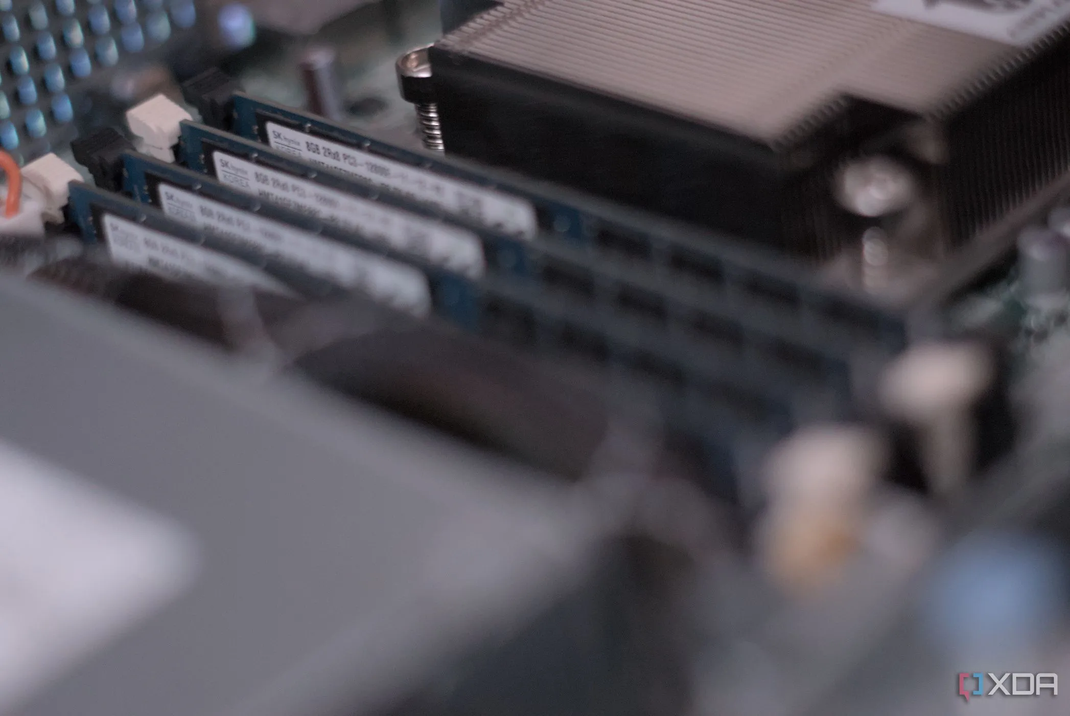 RAM tốc độ cao trong máy chủ Dell PowerEdge R210 II, tượng trưng cho hiệu năng vượt trội và băng thông lớn mà RAM DDR6 sẽ mang lại cho người dùng desktop và các tác vụ nặng