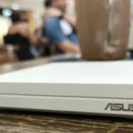 Router di động trên bàn tại sân bay, đảm bảo kết nối riêng tư và an toàn khi làm việc