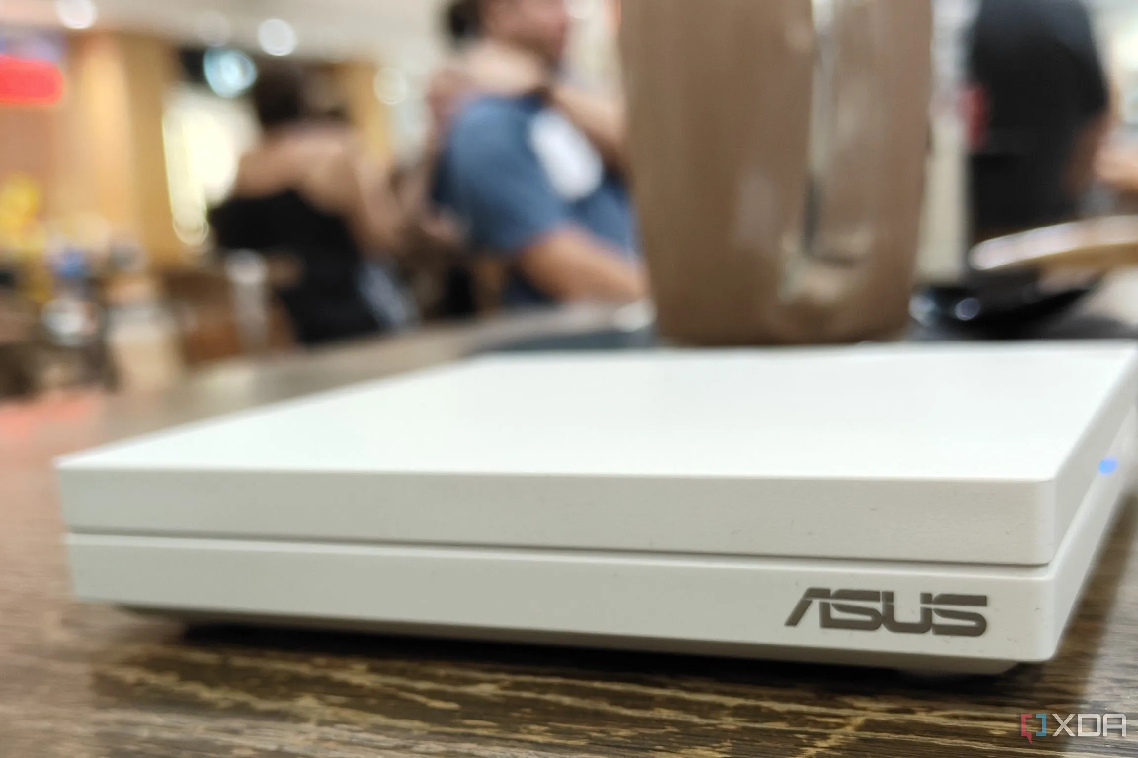 Router di động trên bàn tại sân bay, đảm bảo kết nối riêng tư và an toàn khi làm việc