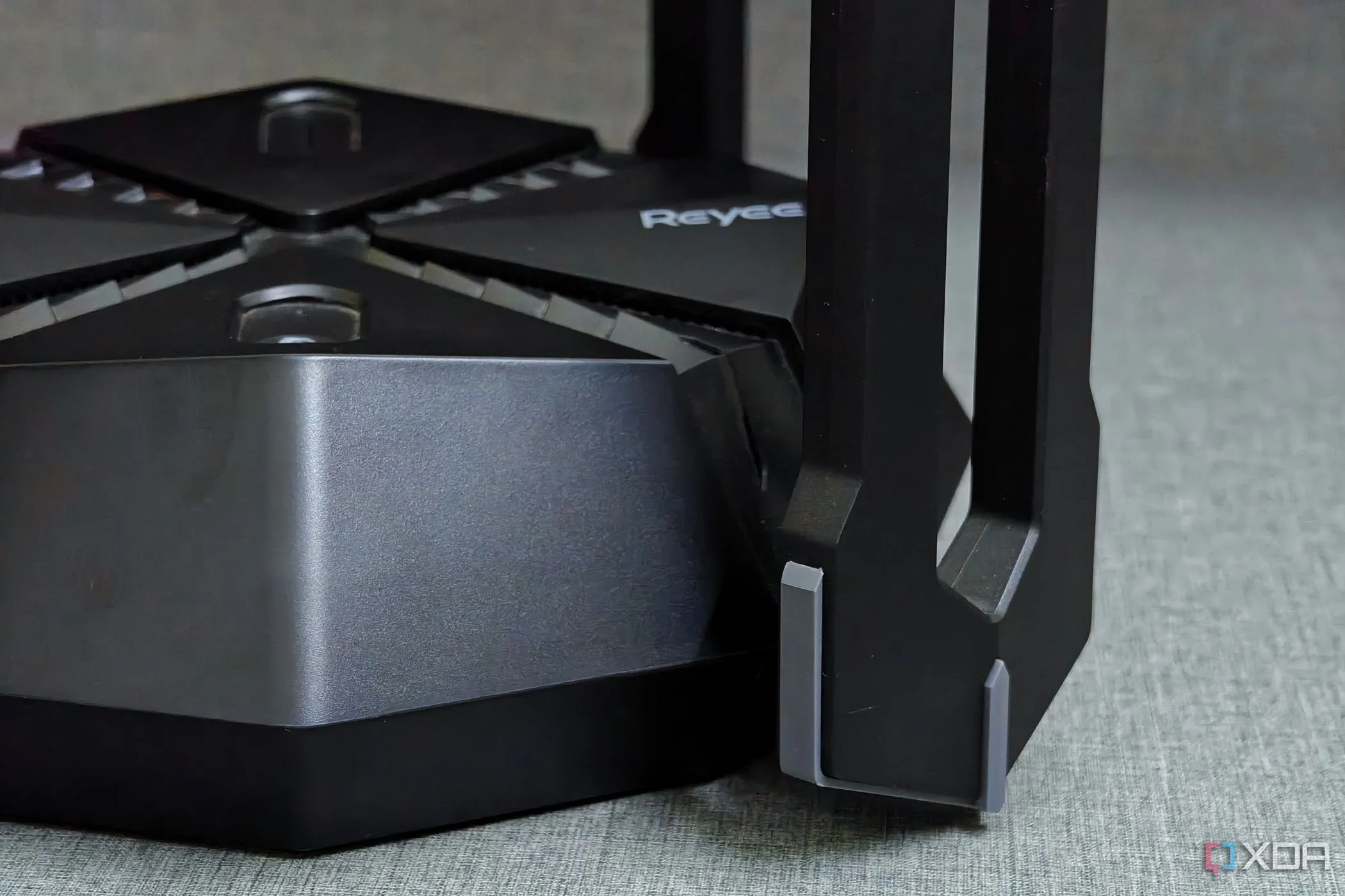 Router Wi-Fi gaming Reyee E6 trên bàn, minh họa môi trường có thể bị nhiễu sóng và lợi ích của kết nối Ethernet ổn định hơn.