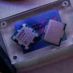 Ryzen 9 9950X3D và Core Ultra 9 285K đặt cạnh nhau thể hiện sự cạnh tranh của hai dòng chip.