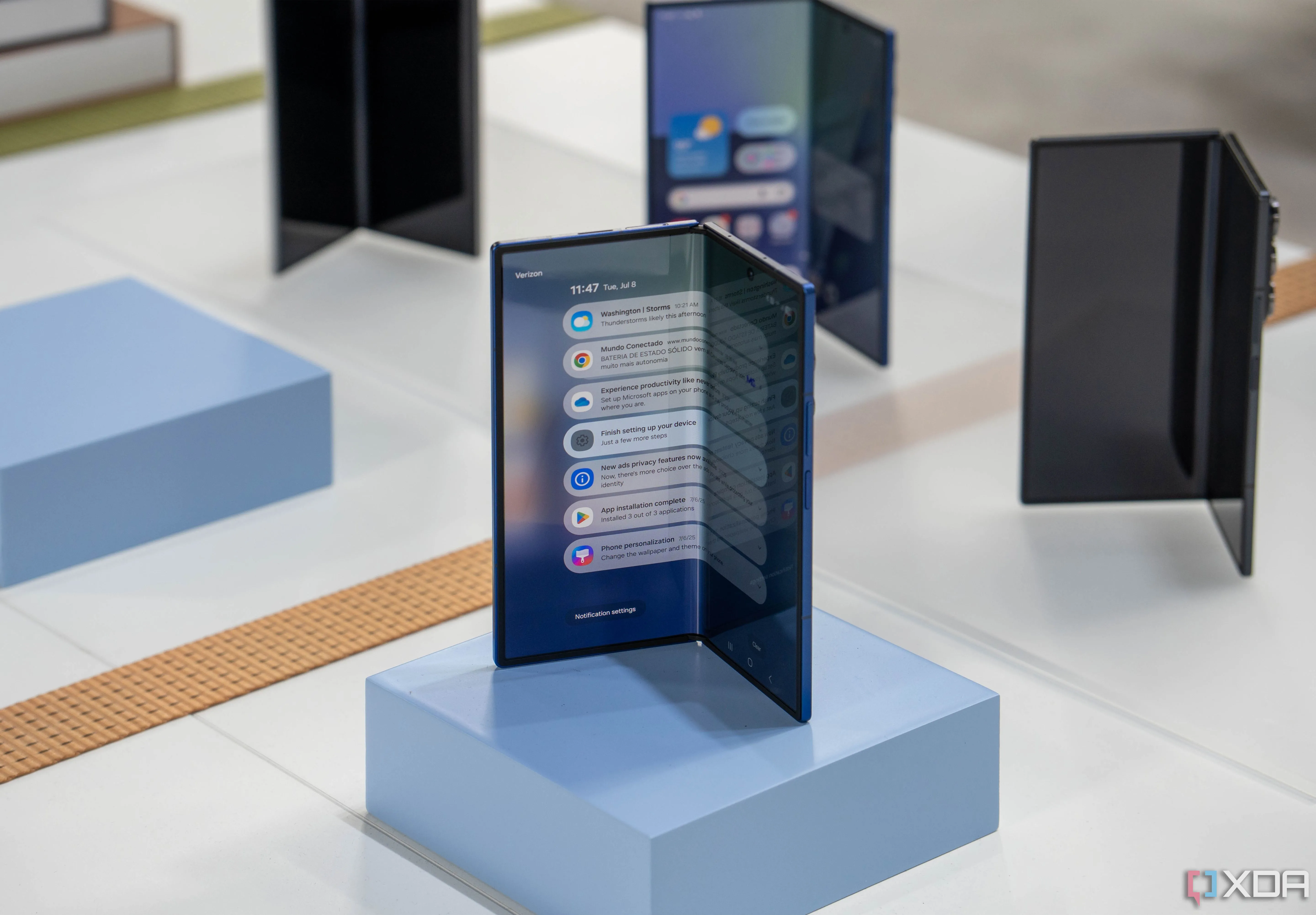 Samsung Galaxy Z Fold 7 với màn hình gập một phần, nhấn mạnh khả năng hỗ trợ S Pen và trải nghiệm năng suất.