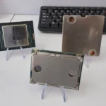 Sơ đồ minh họa công nghệ tản nhiệt chất lỏng trực tiếp của Intel, cho thấy các vi kênh dẫn dung dịch làm mát gần chip silicon dưới IHS.