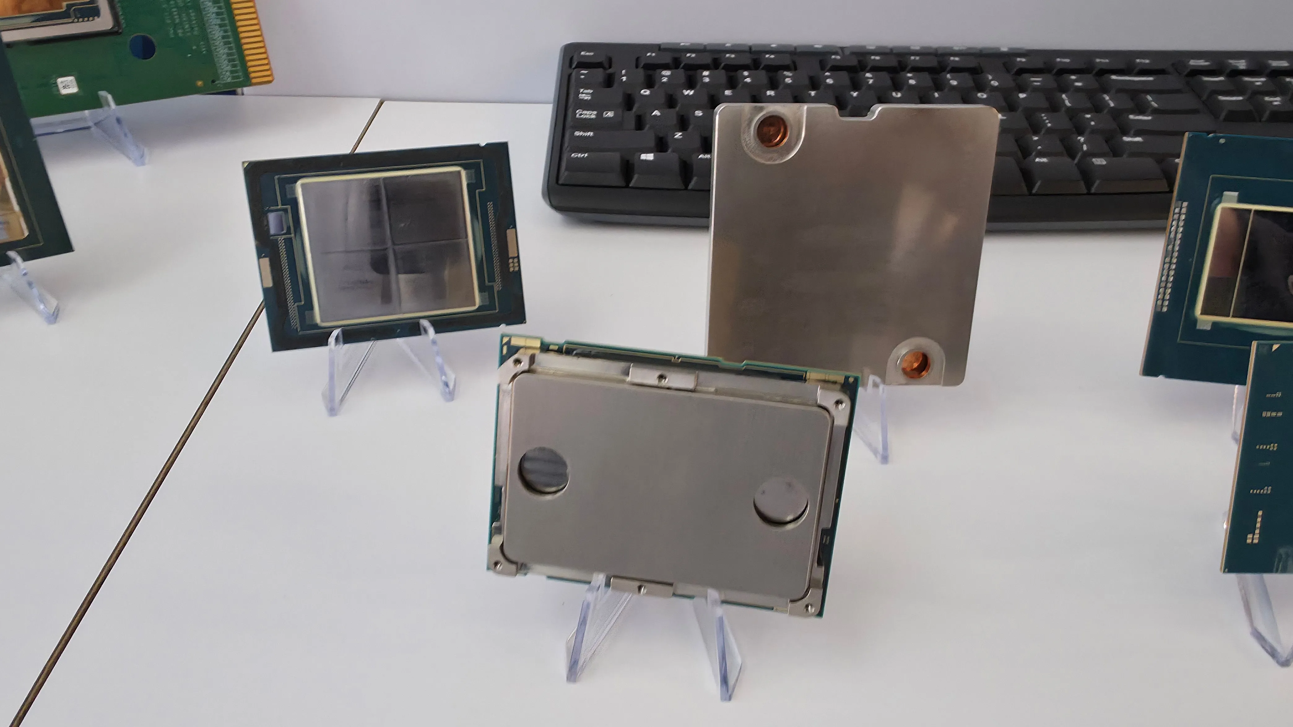 Sơ đồ minh họa công nghệ tản nhiệt chất lỏng trực tiếp của Intel, cho thấy các vi kênh dẫn dung dịch làm mát gần chip silicon dưới IHS.