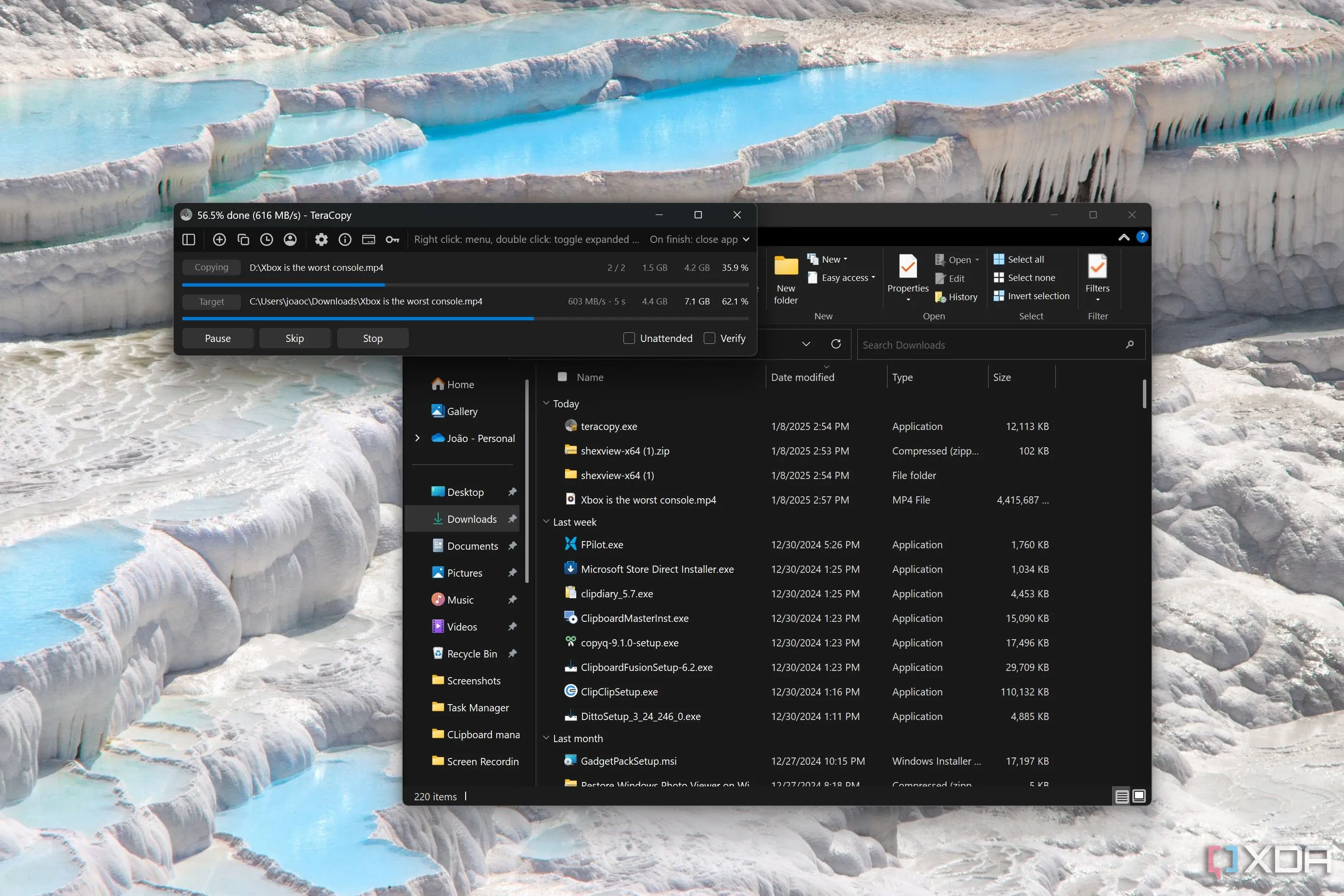 So sánh cửa sổ File Explorer và TeraCopy khi sao chép tệp tin, thể hiện sự vượt trội của TeraCopy trong việc quản lý tiến trình chuyển đổi tệp, giải quyết vấn đề tốc độ chậm và thiếu kiểm soát của File Explorer.