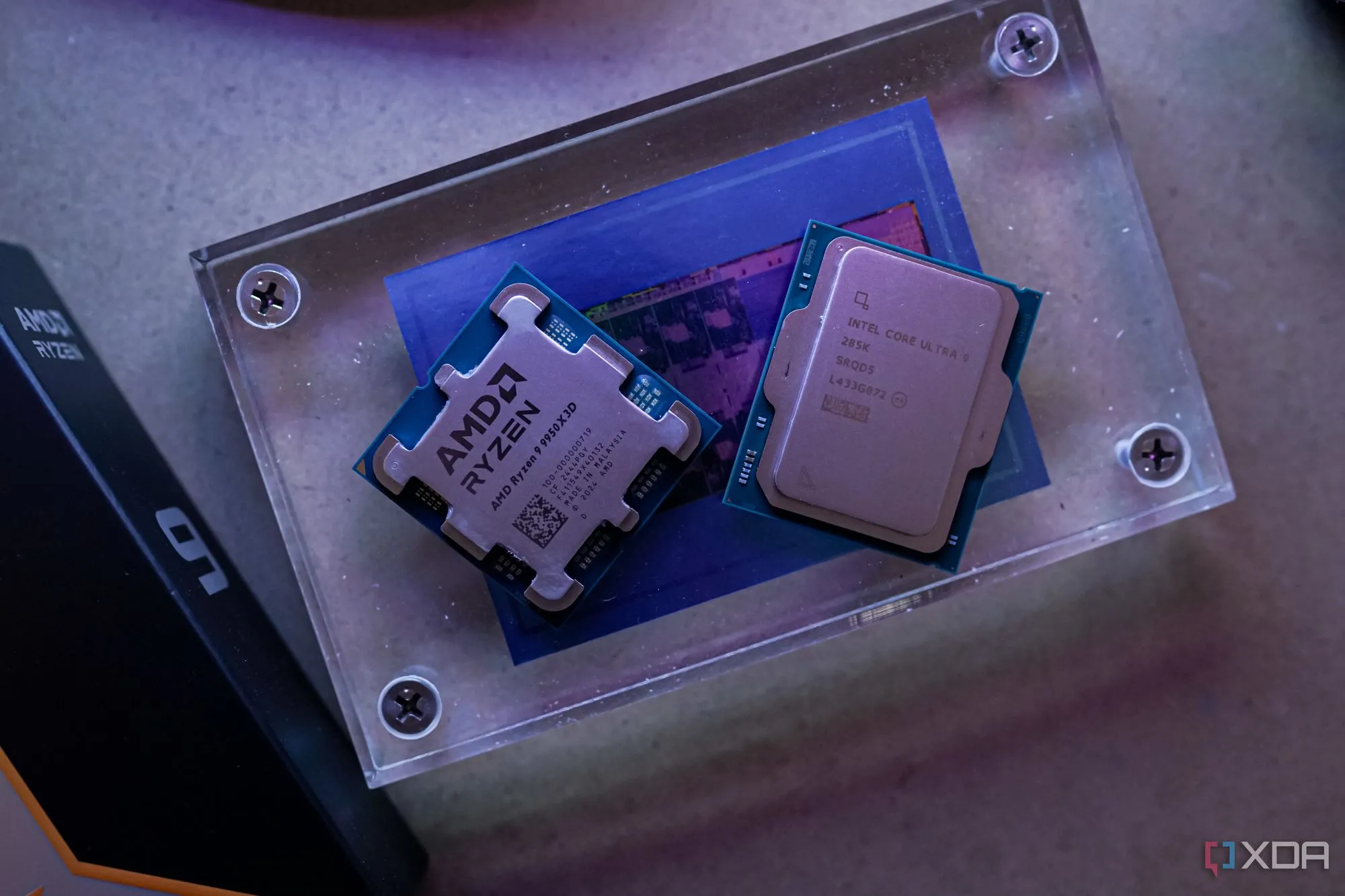So sánh trực quan giữa CPU AMD Ryzen 9 9950X3D (thiết kế chiplet) và Intel Core Ultra 9 285K (thiết kế nguyên khối/hybrid)