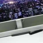 Soundbar kết nối với màn hình PC trên bàn làm việc