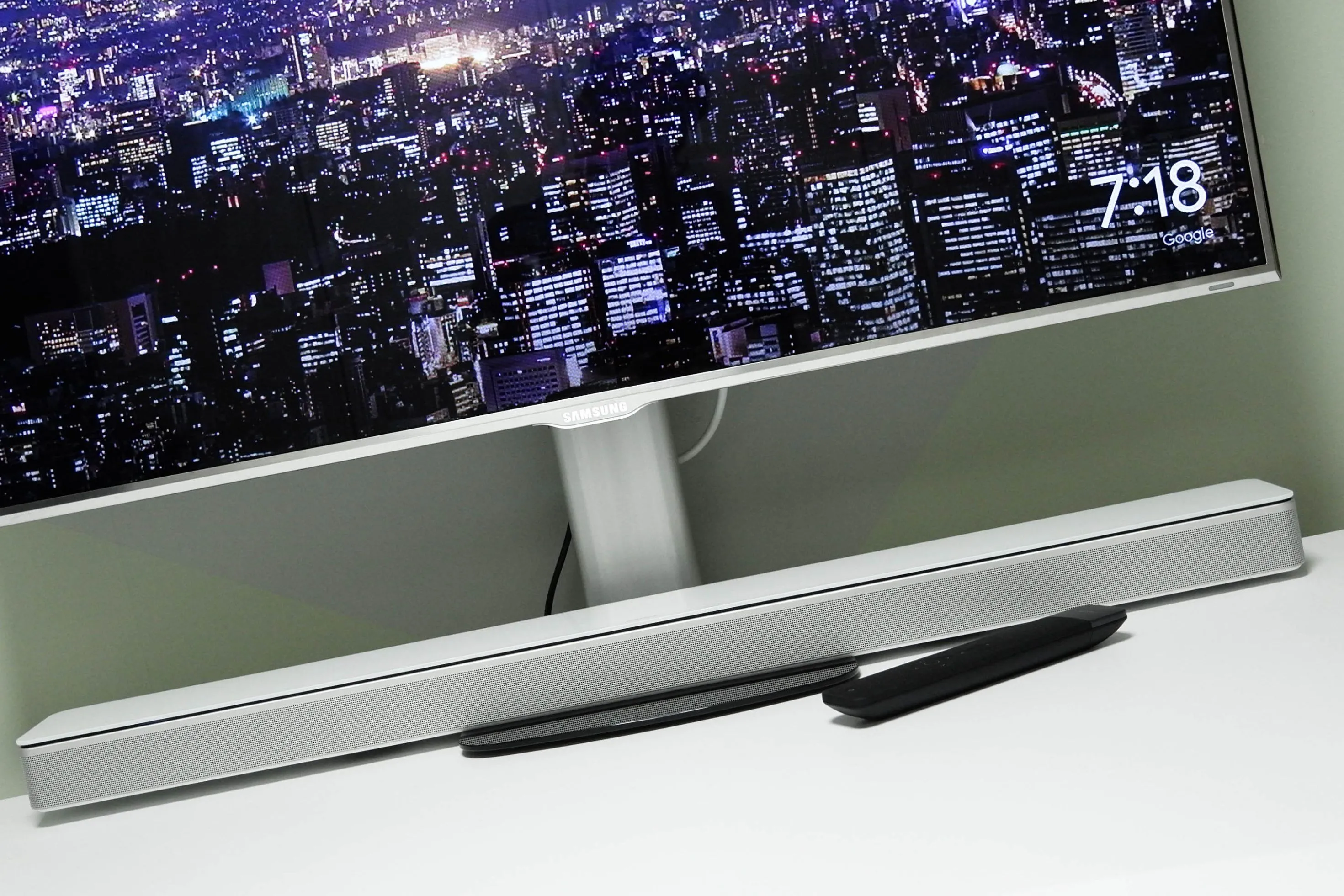 Soundbar kết nối với màn hình PC trên bàn làm việc