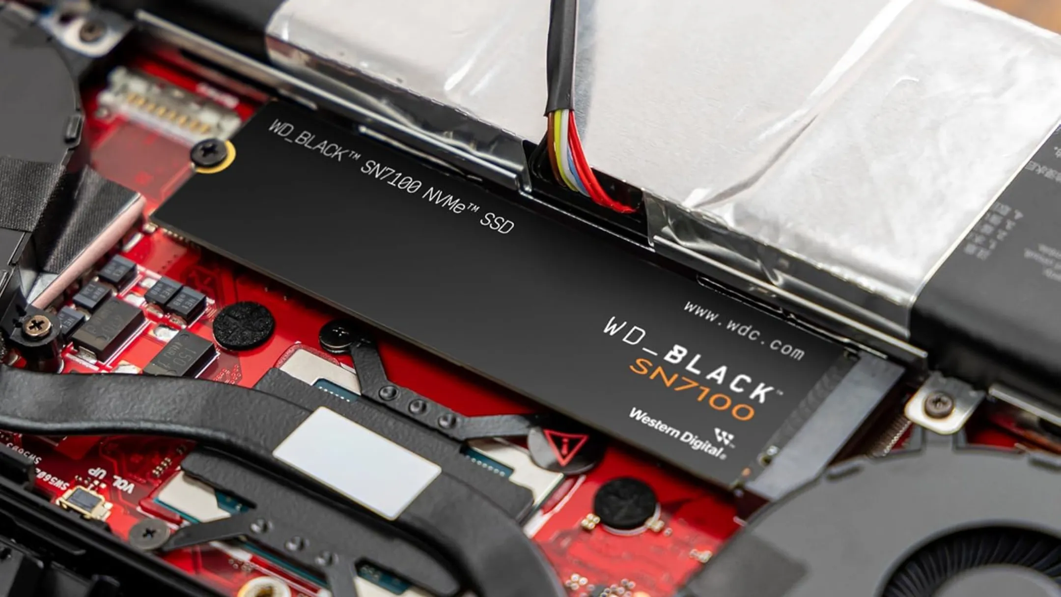 SSD WD Black SN7100 4TB NVMe Gen 4 được gắn trên bo mạch chủ máy tính