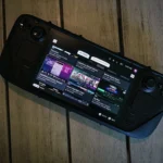 Steam Deck LCD hiển thị giao diện SteamOS và tay cầm chơi game không dây