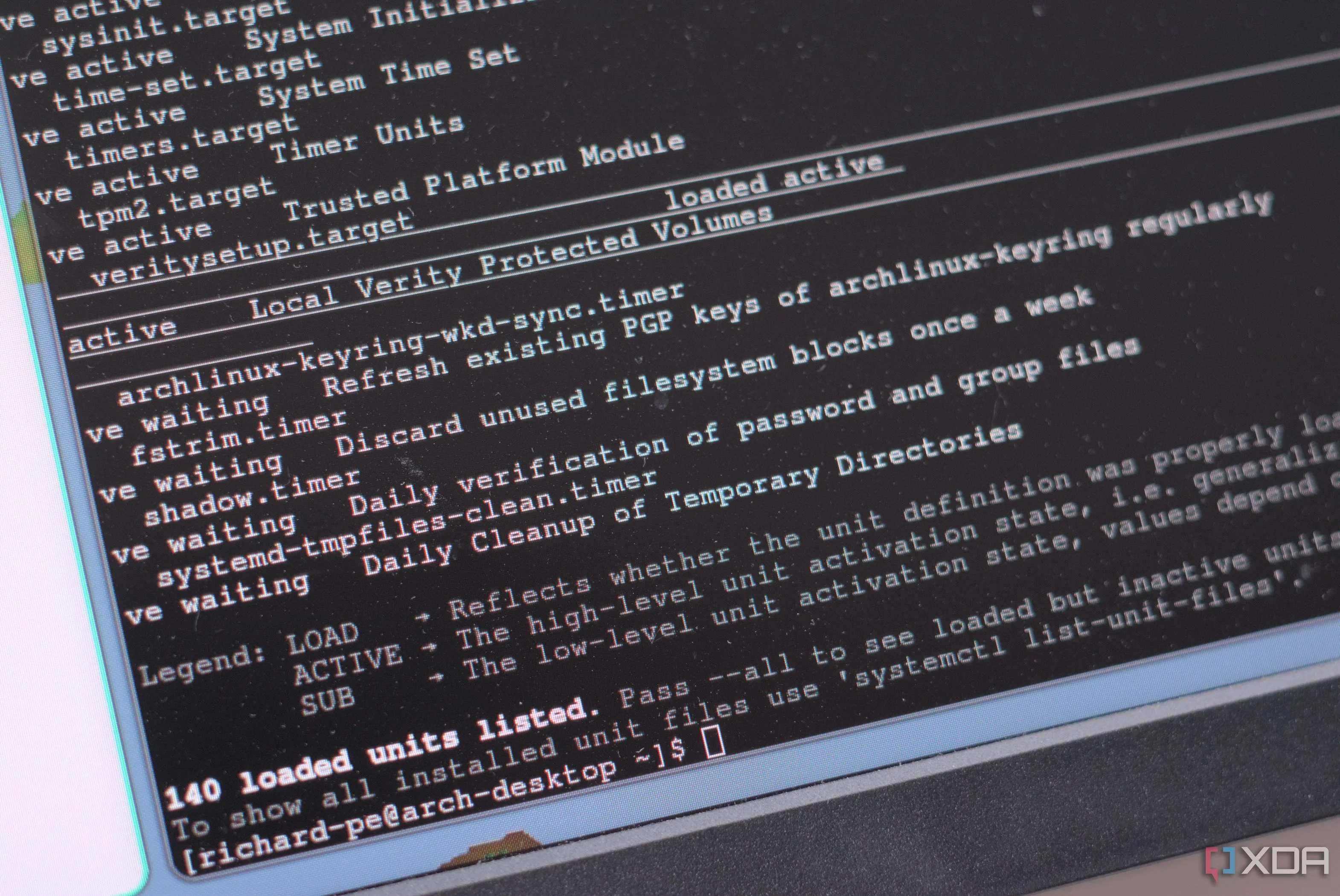 Systemd hiển thị các dịch vụ đã tải, hỗ trợ cô lập tiến trình để tăng cường bảo mật hệ thống