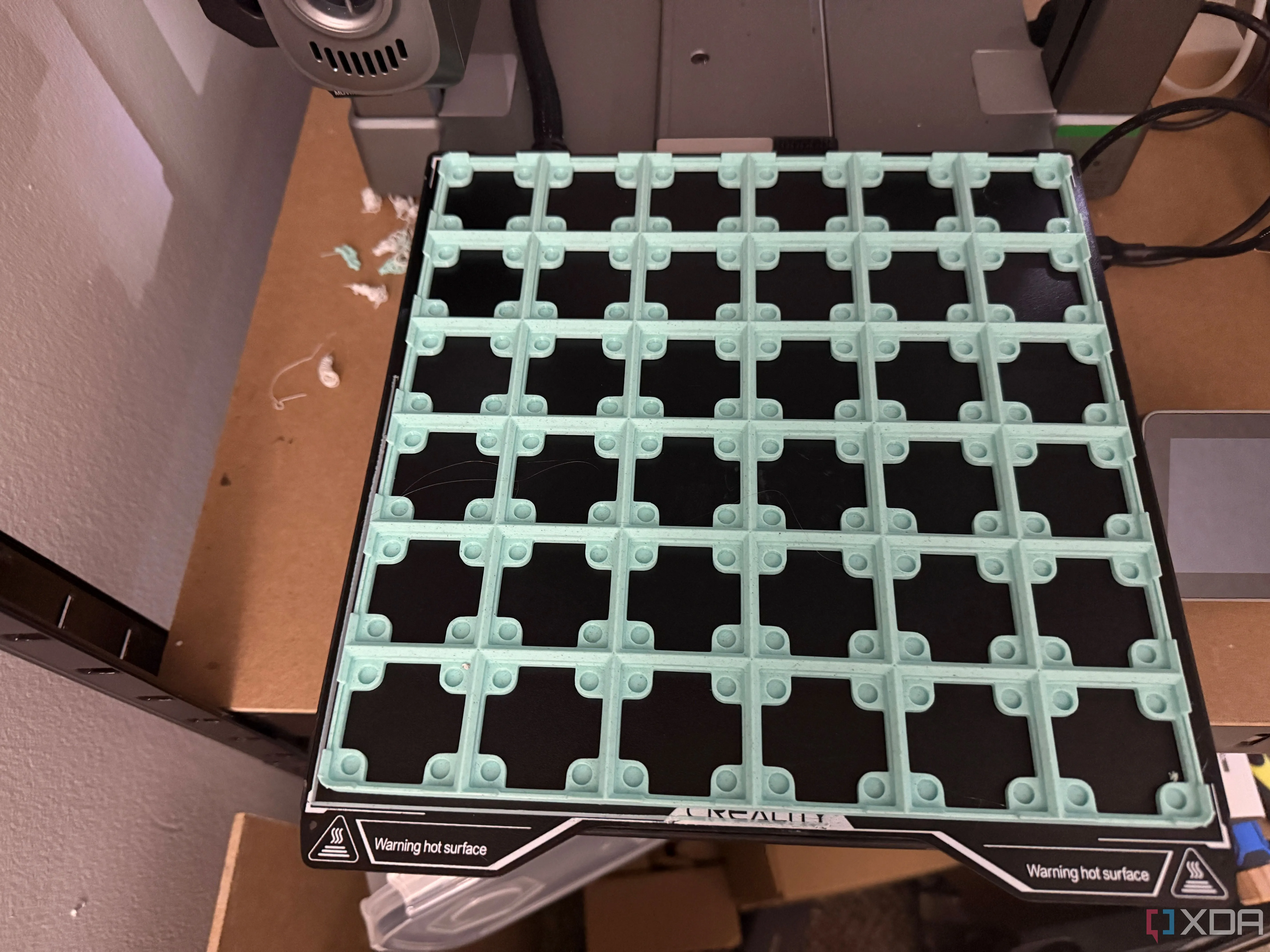 Tấm đế Gridfinity được in 3D và đặt gọn gàng trong ngăn kéo, bước khởi đầu cho hệ thống tổ chức