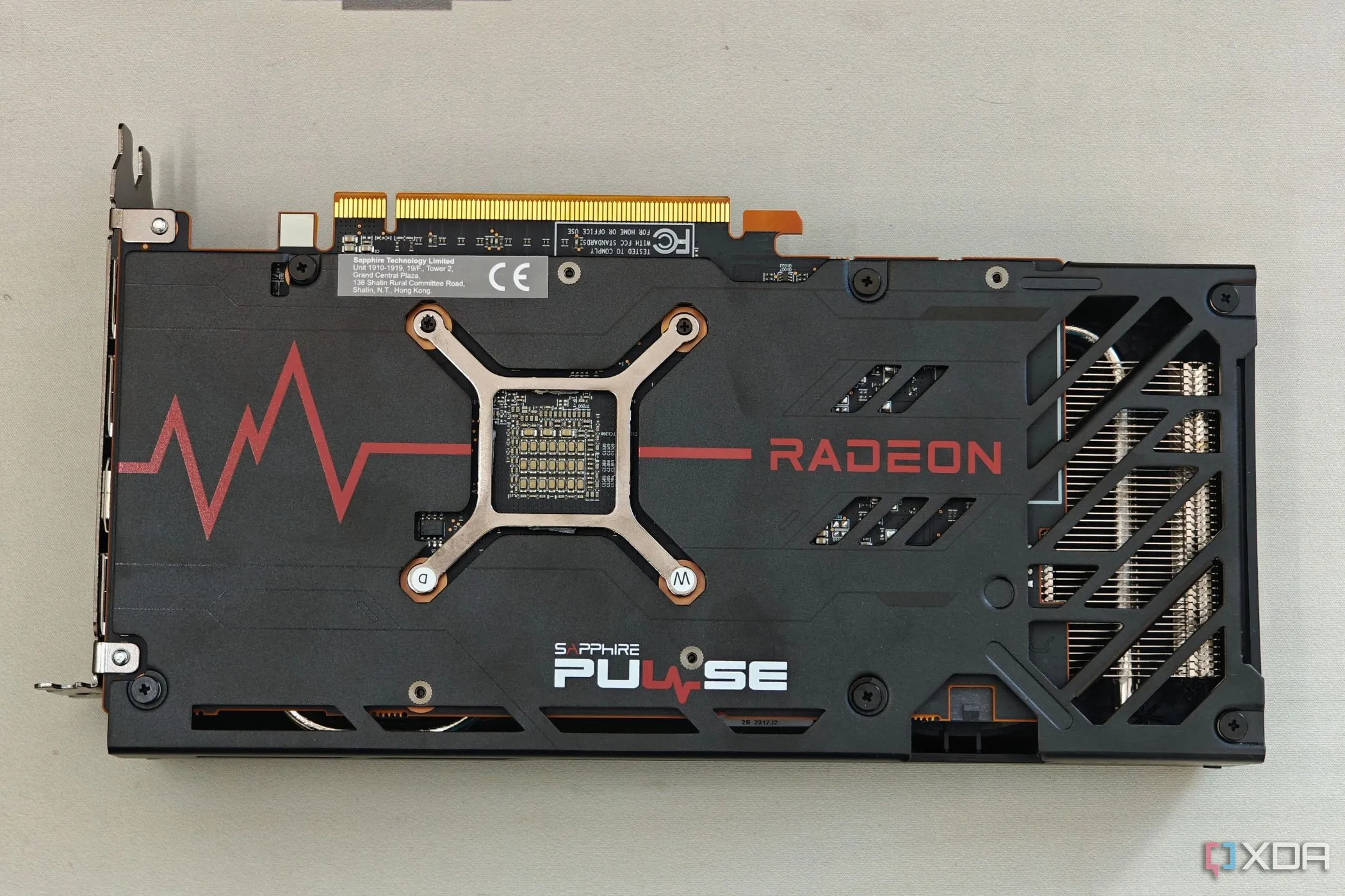 Tấm ốp lưng nhựa của card đồ họa Radeon RX 7600 Pulse OC
