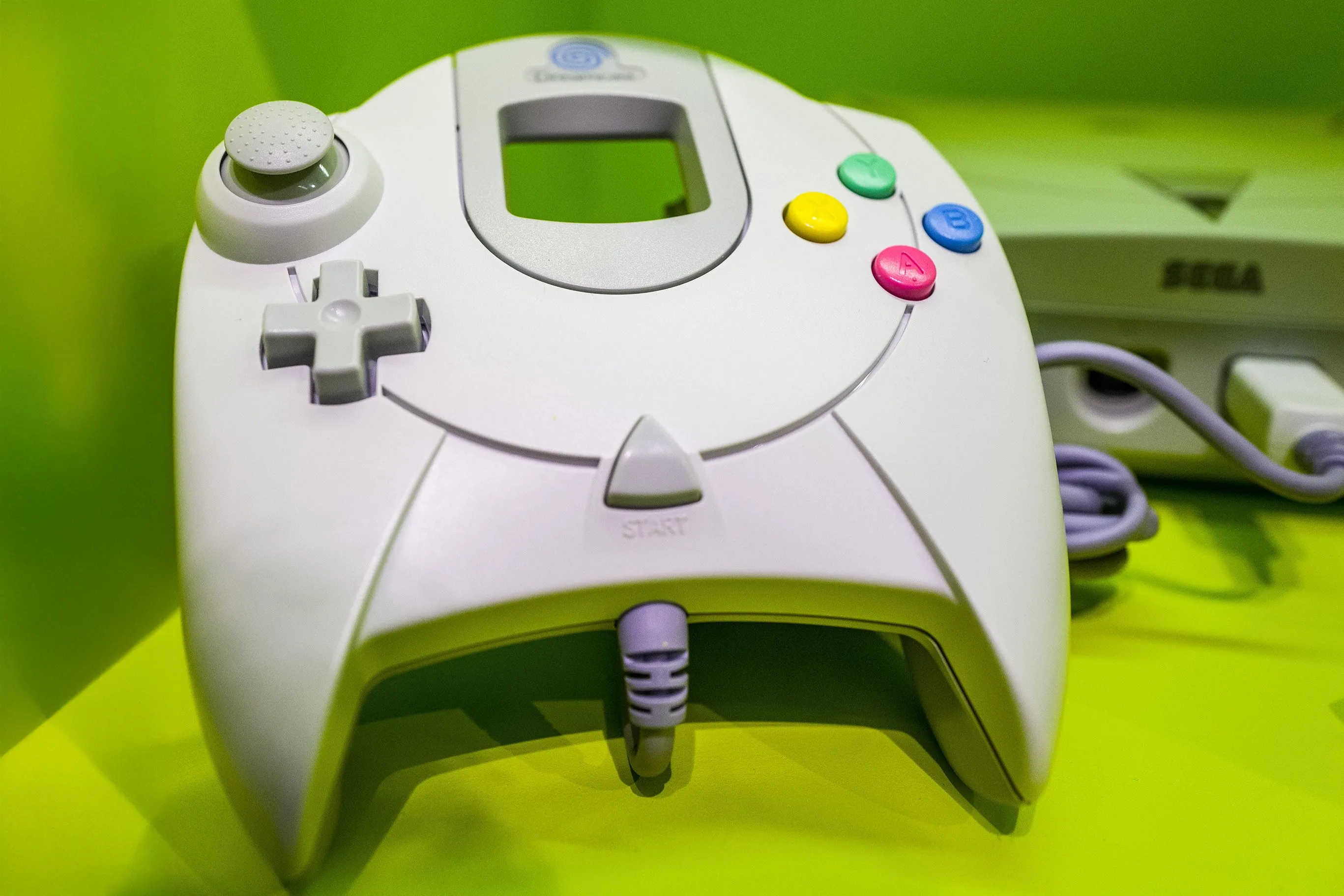 Tay cầm của Sega Dreamcast với màn hình VMU độc đáo, một tính năng sáng tạo của console này.