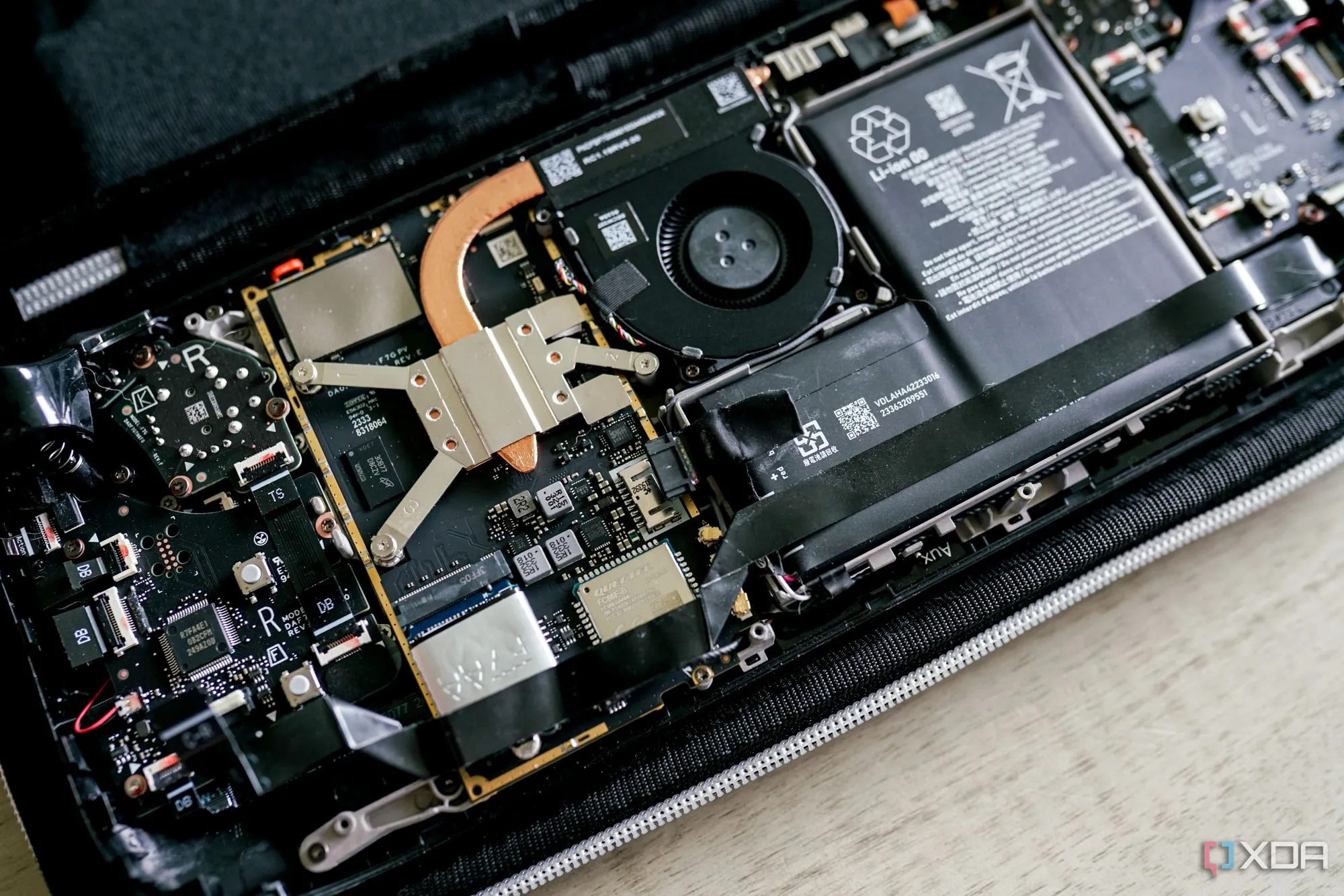 Thẻ nhớ Micro SD bị cong, hư hỏng do không được tháo ra trước khi tháo vỏ Steam Deck.