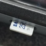 Thẻ nhớ microSD được lắp vào thiết bị, minh họa cách mở rộng dung lượng lưu trữ cho laptop hoặc PC.