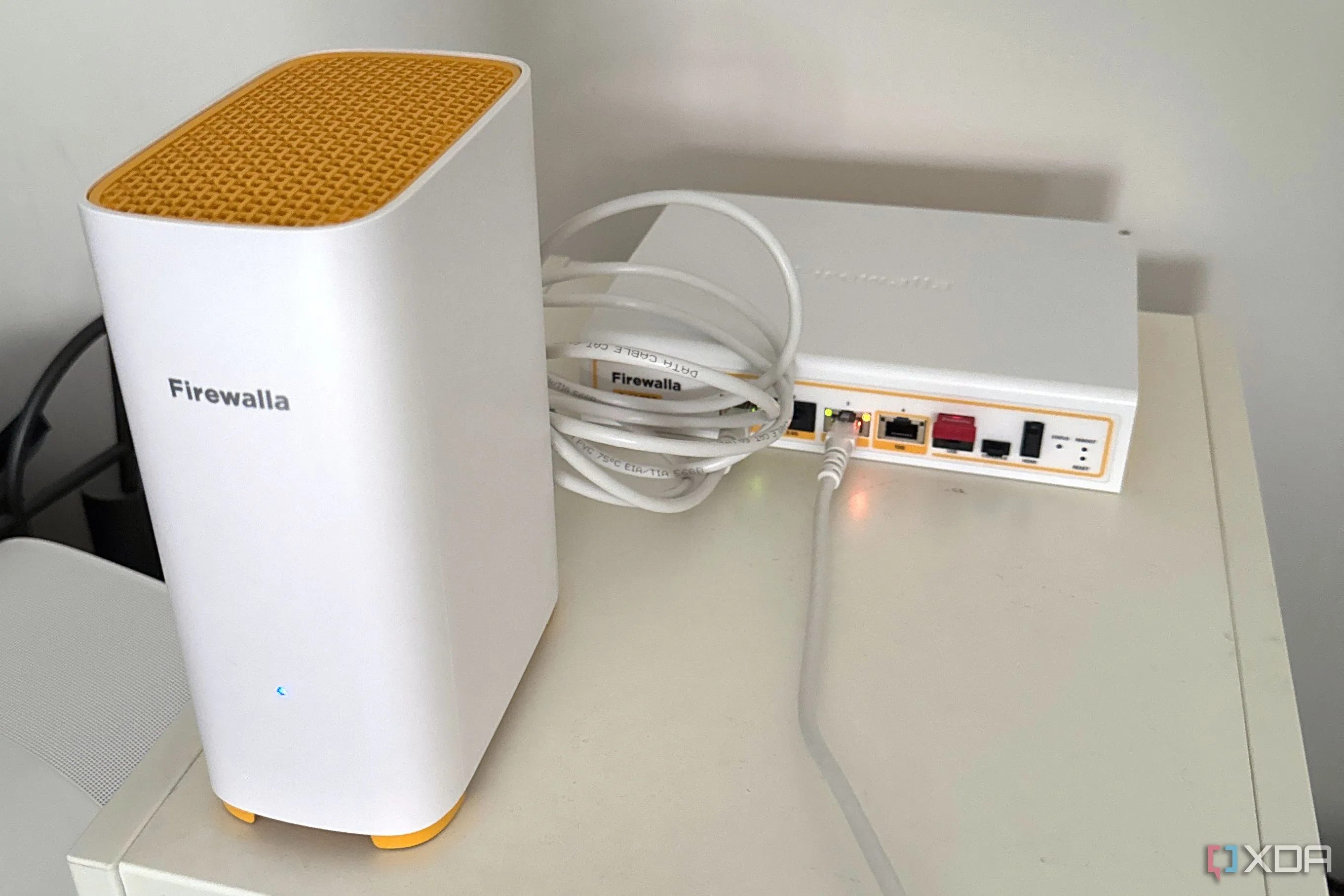 Thiết bị bảo mật Firewalla Gold Pro AP7, minh họa giải pháp tường lửa mạnh mẽ cho mạng tự host Nextcloud